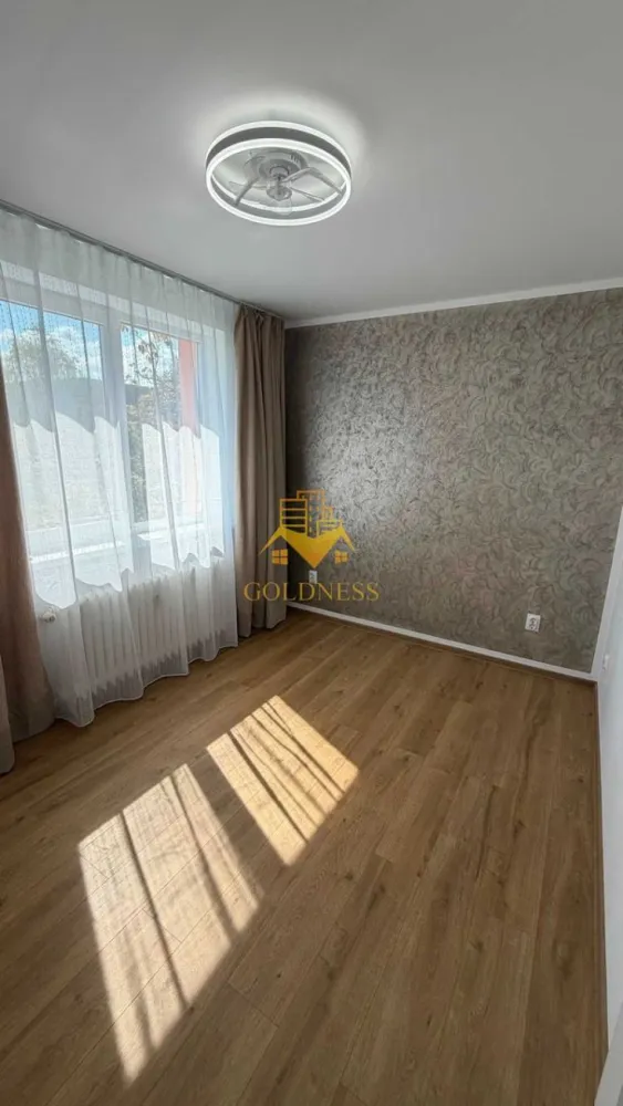Apartament 2 camere Plopilor, la 5 minute de Platinia Shopping Center! - Va prezentam spre vanzare un apartament cu 2 camere, localizat in Cluj-Napoca, cartierul Plopilor, zona strazii Pandurilor, una dintre cele mai apreciate si exclusiviste zone rezidentiale ale orasului.

Imobilul este amplasat intr-o locatie de exceptie, caracterizata prin spatii verzi generoase, acces rapid catre centrul orasului si proximitatea unor importante puncte de agrement, sport si educatie. Zona este recunoscuta pentru calitatea vietii, fiind preferata atat de familii, cat si de investitori.

In imediata apropiere regasim:

* Parcul Babes;
* Cluj Arena;
* BTarena (Sala Polivalenta);
* Promenada Somesului si Sala Sporturilor.

De asemenea, proprietatea beneficiaza de acces rapid catre principalele universitati din Cluj-Napoca, centrul orasului fiind accesibil in doar cateva minute.

Apartamentul detine o suprafata utila de 42 mp si este situat la etajul 4 din 4, intr-un imobil anvelopat termic.

Dispune de compartimentare decomandata, fiind organizat astfel:

* hol de acces;
* camara cu rafturi si aerisire;
* living;
* dormitor;
* bucatarie separata;
* baie.

Apartamentul a fost renovat complet de la stadiul de gri, fiecare etapa fiind realizata fara compromisuri, utilizand materiale de calitate si solutii moderne.

Printre imbunatatirile realizate se numara:

* instalatie electrica complet noua;
* instalatie sanitara refacuta integral;
* pereti refacuti si tavane din rigips;
* baie moderna cu dus walk-in;
* geamuri tripan in camere;
* geamuri termopan in bucatarie si baie;
* usi interioare noi;
* usa metalica la intrare;
* parchet masiv in living;
* parchet laminat in dormitor, hol si bucatarie.

Confortul termic este asigurat prin sistemul de termoficare al orasului, iar apa calda este furnizata prin boiler electric.

Apartamentul beneficiaza de o priveliste deschisa spre parc, fara alte blocuri amplasate in fata, oferind lumina naturala, intimitate si o atmosfera extrem de placuta.

Proprietatea se vinde complet mobilata si utilata, fiind pregatita pentru mutare imediata. In pret sunt incluse:

* mobilier de bucatarie Mömax;
* masina de spalat cu uscator;
* coltar modular achizitionat in 2023;
* mobilier si electrocasnice conform fotografiilor.

Datorita amplasarii premium, la doar doua statii de centrul orasului si la cateva minute de cele mai importante zone de agrement din Cluj-Napoca, aceasta proprietate reprezinta o alegere excelenta atat pentru locuinta proprie, cat si pentru investitie.

Apartamentul este liber de sarcini, actele sunt pregatite pentru vanzare imediata, iar pretul este fix, nenegociabil.

Pentru mai multe detalii si programarea unei vizionari, nu ezitati sa ne contactati.