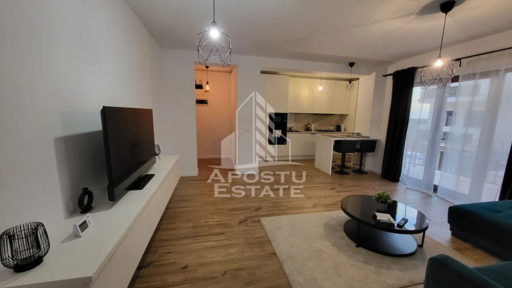 Apartament modern,2 camere,etaj 1,Dumbravita - Agentia imobiliara Apostu Estate va propune spre vanzare un apartament modern cu 2 camere, situat intr-o zona excelenta din Dumbravita, in apropierea magazinelor Ikea, Profi si Lidl, cu acces rapid catre Timisoara si principalele puncte de interes.

Apartamentul este amplasat la etajul 1 al unui imobil cu regim de inaltime P+3 si dispune de o suprafata utila de 59 mp. Se vinde complet mobilat si utilat, fiind pregatit pentru mutare imediata.

Compartimentare:

-hol de acces;

-living spatios cu bucatarie open space;

-dormitor;

-baie;

-terasa.

Confortul termic este asigurat prin centrala termica proprie, incalzire in pardoseala si aparat de aer conditionat, oferind un nivel ridicat de confort in orice anotimp.

Proprietatea beneficiaza de 2 locuri de parcare incluse, un avantaj important pentru viitorii proprietari.

Acest apartament reprezinta alegerea ideala atat pentru locuinta proprie, cat si pentru investitie, datorita amplasarii excelente si cererii ridicate din zona.

Pentru mai multe informatii si programarea unei vizionari, echipa Apostu Estate va sta cu drag la dispozitie.

Va oferim consultanta si solutii financiare prin colaboratorii nostrii!