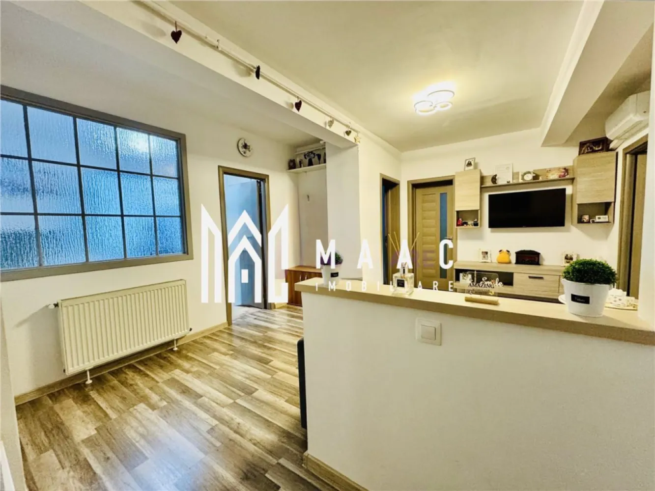 Apartament 3 camere | Etaj 3 | 2 Balcoane | Turnisor - MAAC Imobiliare va prezinta un apartament cu 3 camere de vânzare situat in zona Turnișor, cartier ALMA. Caracteristici: Etaj 3 din 4 Suprafață utilă 56,14 mp Construcție recentă, cu finisaje de calitate Orientare - S-V, ce asigură lumină naturală pe tot parcursul zilei Compartimentare: Living spațios și luminos Bucătărie separată, complet funcțională Două dormitoare, fiecare cu balcon propriu – unul închis în termopan, celălalt deschis Baie cu geam de aerisire Dotări și beneficii: Două balcoane Acces facil la mijloace de transport în comun Vecinătate liniștită, cu loc de joacă și zonă de relaxare amenajată lângă bloc Proximitate față de magazine (Profi, Simpa, Trans Agape), farmacii, bănci, școală și grădiniță. Pentru mai multe detalii precizati telefonic ca ati vazut anuntul cu ID: CP2790056