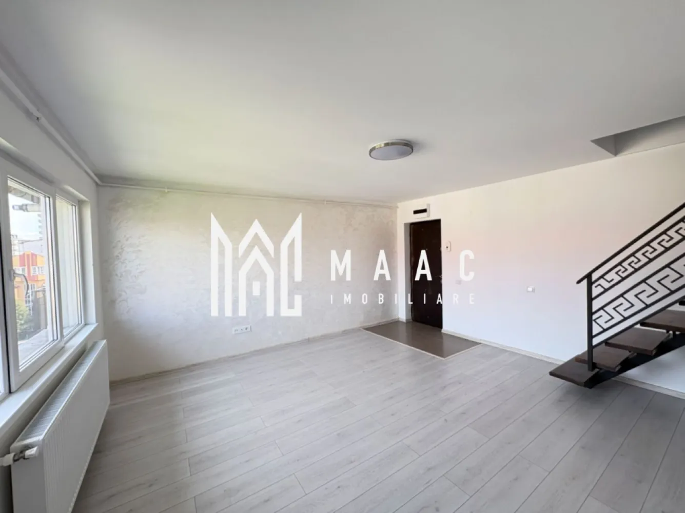 Apartament 4 Camere I 2 Bai I 76 mp I Zona Mihai Viteazul - MAAC Imobiliare vă propune spre vânzare un apartament spațios cu 4 camere și 2 băi, situat într-una dintre cele mai apreciate zone ale orașului, Mihai Viteazul colț cu Rahovei, într-o zonă liniștită, curată și cu acces facil către toate punctele de interes.

Locuința dispune de o suprafață utilă de 76 mp, fiind predată la cheie, ideală pentru o familie care își dorește confort și spațiu generos. Compartimentarea este practică și eficientă, oferind camere luminoase, bucătărie primitoare și două băi, perfecte pentru un plus de confort.

Apartamentul beneficiază de îmbunătățiri moderne, inclusiv mascarada BMW făcută, fiind pregătit pentru mutare imediată, fără investiții suplimentare.

Poziționarea excelentă oferă acces rapid către magazine, școli, mijloace de transport și zone comerciale, păstrând în același timp liniștea unei zone rezidențiale apreciate.

Pt mai multe detalii precizați că ați văzut anunțul cu ID CP3057858