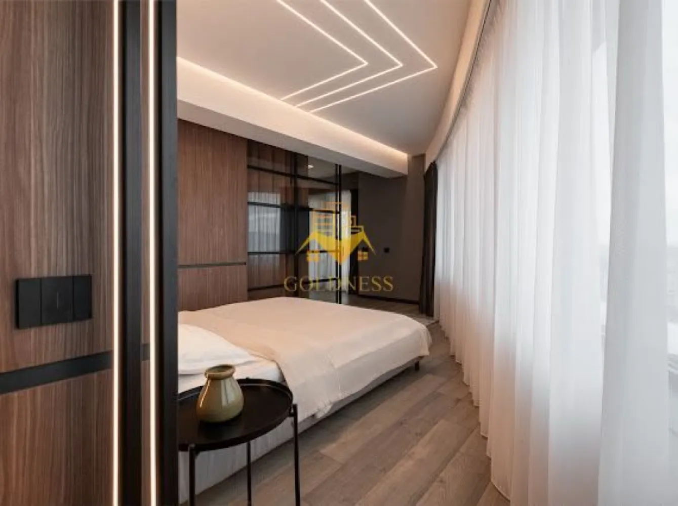 Apartament ULTRAFINISAT in cel mai inalt bloc de locuinte din Romania! - Va prezentam spre vanzare un apartament cu 2 camere, localizat in Cluj-Napoca, cartierul Manastur, in cadrul ansamblului rezidential West Tower, unul dintre cele mai moderne imobile din zona.

Imobilul este amplasat intr-o locatie excelenta, cu acces rapid catre principalele puncte de interes ale orasului, fiind apreciat atat de rezidenti, cat si de investitori datorita pozitiei strategice si facilitatilor din proximitate.

In imediata apropiere regasim:

* VIVO! Cluj-Napoca;
* USAMV Cluj-Napoca;
* Parcul Colina;
* statii de transport in comun, supermarketuri, farmacii si restaurante.

Locatia ofera acces facil catre centrul orasului, zonele de birouri si principalele artere de circulatie, fiind ideala atat pentru locuire, cat si pentru investitie.

Apartamentul detine o suprafata utila de 46 mp + balcon de 5 mp si este situat la etajul 15, beneficiind de o panorama spectaculoasa asupra orasului si imprejurimilor.

Compartimentarea este semidecomandata, fiind organizata astfel:

* living generos cu bucatarie open-space;
* dormitor;
* baie;
* balcon de 5 mp.

Finisajele sunt premium, proprietatea fiind amenajata cu ajutorul unui designer de interior si folosind materiale de calitate superioara. Apartamentul se vinde complet mobilat si utilat, conform fotografiilor, fiind pregatit pentru utilizare imediata.

Dotari si beneficii:

* mobilier realizat la comanda;
* electrocasnice moderne;
* finisaje premium;
* spatii de depozitare optimizate;
* panorama deosebita asupra orasului;
* etaj superior cu un grad ridicat de intimitate.

Confortul termic este asigurat de sistemul modern al imobilului, oferind eficienta energetica si costuri reduse de intretinere.

Un avantaj major al proprietatii il reprezinta faptul ca functioneaza cu succes in regim hotelier, generand venituri de peste 7.000 lei lunar, aspect care o recomanda ca o investitie cu randament imediat si demonstrat.

Datorita amplasarii excelente, finisajelor premium, panoramei impresionante si potentialului investitional ridicat, aceasta proprietate reprezinta o oportunitate rara pe piata imobiliara din Cluj-Napoca.

Apartamentul este liber de sarcini, iar ca modalitate de plata se accepta atat plata integrala, cat si achizitia prin credit ipotecar.

Pentru mai multe detalii si programarea unei vizionari, nu ezitati sa ne contactati.