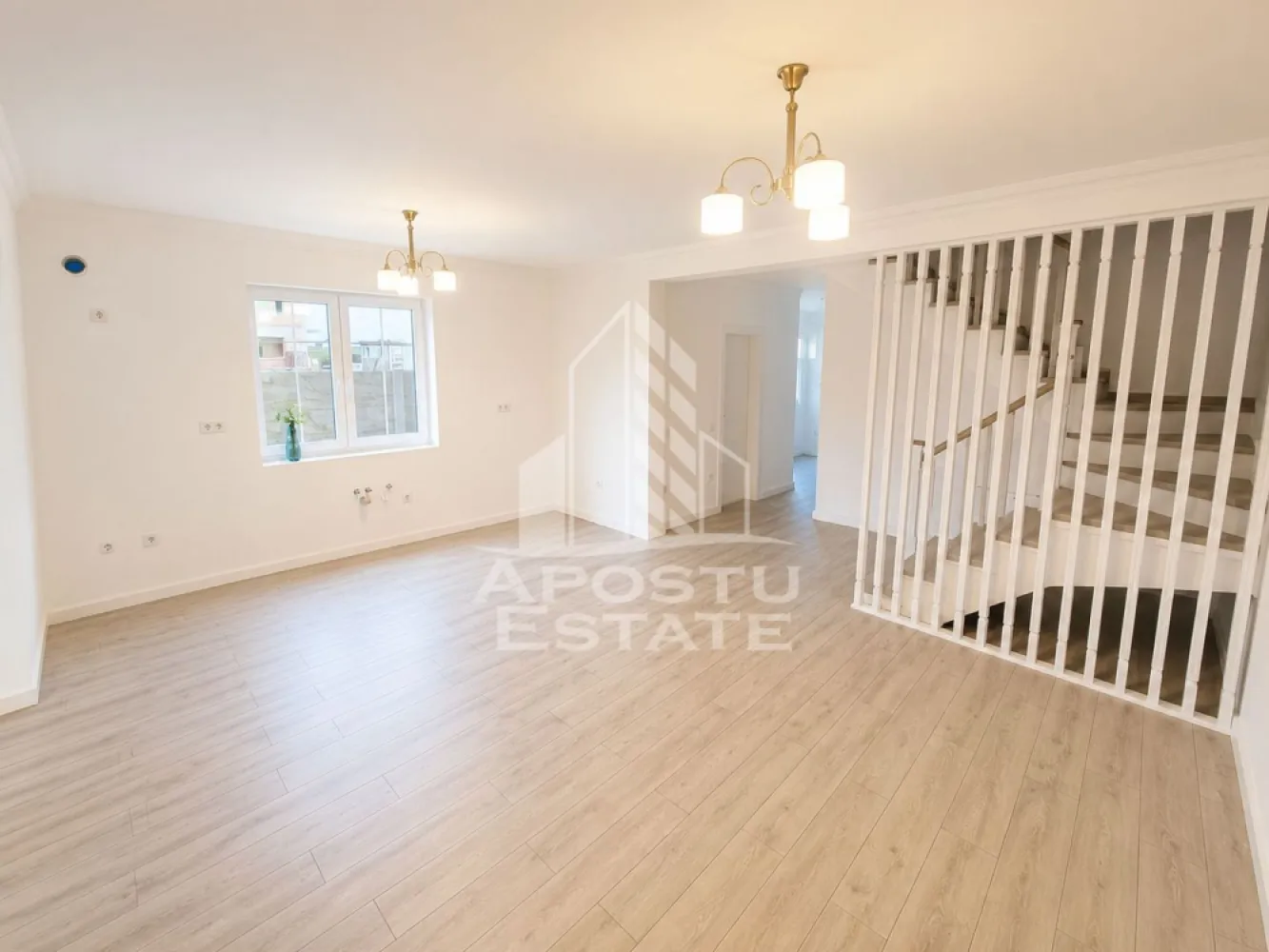 Duplex deosebit 5 camere de vanzare | Zona Torontalului | Timișoara - Agentia Apostu Estate va propune spre vanzare o casa individuala, moderna, finalizata in anul 2025, amplasata in una dintre cele mai cautate zone rezidentiale din zona de nord a orasului Timisoara – Torontalului. Proprietatea impresioneaza prin compartimentarea eficienta, finisajele moderne si luminozitatea spatiilor, fiind ideala pentru o familie care isi doreste confort, intimitate si acces facil catre oras.

Caracteristici principale:
* Casa individuala
* Zona Torontalului, Timisoara
* 5 camere
* 4 dormitoare
* 3 bai
* 1 bucatarie
* 1 terasa
* Suprafata utila: 119 mp
* Suprafata teren: 278 mp
* 2 locuri de parcare
* Regim de inaltime: P+1
* An finalizare: 2025
* Disponibilitate: Imediata

Compartimentare
Parter:
* Living generos cu zona de dining
* Bucatarie
* Baie
* Hol
* Acces catre terasa si curte

Etaj:
* 4 dormitoare
* 2 bai
* Hol

Finisaje si dotari
* Finisaje moderne, realizate cu materiale de calitate
* Tamplarie PVC cu geam termoizolant
* Pardoseli ceramice si parchet in nuante moderne
* Bai complet amenajate
* Scara interioara cu balustrada din lemn
* Curte privata
* 2 locuri de parcare

Avantaje
* Casa individuala
* Compartimentare practica pentru familie
* 4 dormitoare si 3 bai
* Constructie noua, finalizata in 2025
* Predare imediata
* Zona rezidentiala in continua dezvoltare
* Acces rapid catre centre comerciale, scoli, gradinite si mijloace de transport

Daca iti doresti o locuinta noua, bine compartimentata si amplasata intr-o zona apreciata din Timisoara, aceasta proprietate reprezinta o alegere excelenta.

Pentru mai multe informatii sau pentru programarea unei vizionari, contacteaza-ne cu incredere!