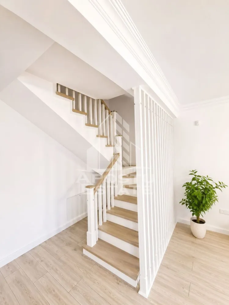 Duplex deosebit 5 camere de vanzare | Zona Torontalului | Timișoara - Agentia Apostu Estate va propune spre vanzare o casa individuala, moderna, finalizata in anul 2025, amplasata in una dintre cele mai cautate zone rezidentiale din zona de nord a orasului Timisoara – Torontalului. Proprietatea impresioneaza prin compartimentarea eficienta, finisajele moderne si luminozitatea spatiilor, fiind ideala pentru o familie care isi doreste confort, intimitate si acces facil catre oras.

Caracteristici principale:
* Casa individuala
* Zona Torontalului, Timisoara
* 5 camere
* 4 dormitoare
* 3 bai
* 1 bucatarie
* 1 terasa
* Suprafata utila: 119 mp
* Suprafata teren: 278 mp
* 2 locuri de parcare
* Regim de inaltime: P+1
* An finalizare: 2025
* Disponibilitate: Imediata

Compartimentare
Parter:
* Living generos cu zona de dining
* Bucatarie
* Baie
* Hol
* Acces catre terasa si curte

Etaj:
* 4 dormitoare
* 2 bai
* Hol

Finisaje si dotari
* Finisaje moderne, realizate cu materiale de calitate
* Tamplarie PVC cu geam termoizolant
* Pardoseli ceramice si parchet in nuante moderne
* Bai complet amenajate
* Scara interioara cu balustrada din lemn
* Curte privata
* 2 locuri de parcare

Avantaje
* Casa individuala
* Compartimentare practica pentru familie
* 4 dormitoare si 3 bai
* Constructie noua, finalizata in 2025
* Predare imediata
* Zona rezidentiala in continua dezvoltare
* Acces rapid catre centre comerciale, scoli, gradinite si mijloace de transport

Daca iti doresti o locuinta noua, bine compartimentata si amplasata intr-o zona apreciata din Timisoara, aceasta proprietate reprezinta o alegere excelenta.

Pentru mai multe informatii sau pentru programarea unei vizionari, contacteaza-ne cu incredere!