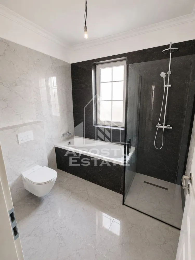 Duplex deosebit 5 camere de vanzare | Zona Torontalului | Timișoara - Agentia Apostu Estate va propune spre vanzare o casa individuala, moderna, finalizata in anul 2025, amplasata in una dintre cele mai cautate zone rezidentiale din zona de nord a orasului Timisoara – Torontalului. Proprietatea impresioneaza prin compartimentarea eficienta, finisajele moderne si luminozitatea spatiilor, fiind ideala pentru o familie care isi doreste confort, intimitate si acces facil catre oras.

Caracteristici principale:
* Casa individuala
* Zona Torontalului, Timisoara
* 5 camere
* 4 dormitoare
* 3 bai
* 1 bucatarie
* 1 terasa
* Suprafata utila: 119 mp
* Suprafata teren: 278 mp
* 2 locuri de parcare
* Regim de inaltime: P+1
* An finalizare: 2025
* Disponibilitate: Imediata

Compartimentare
Parter:
* Living generos cu zona de dining
* Bucatarie
* Baie
* Hol
* Acces catre terasa si curte

Etaj:
* 4 dormitoare
* 2 bai
* Hol

Finisaje si dotari
* Finisaje moderne, realizate cu materiale de calitate
* Tamplarie PVC cu geam termoizolant
* Pardoseli ceramice si parchet in nuante moderne
* Bai complet amenajate
* Scara interioara cu balustrada din lemn
* Curte privata
* 2 locuri de parcare

Avantaje
* Casa individuala
* Compartimentare practica pentru familie
* 4 dormitoare si 3 bai
* Constructie noua, finalizata in 2025
* Predare imediata
* Zona rezidentiala in continua dezvoltare
* Acces rapid catre centre comerciale, scoli, gradinite si mijloace de transport

Daca iti doresti o locuinta noua, bine compartimentata si amplasata intr-o zona apreciata din Timisoara, aceasta proprietate reprezinta o alegere excelenta.

Pentru mai multe informatii sau pentru programarea unei vizionari, contacteaza-ne cu incredere!