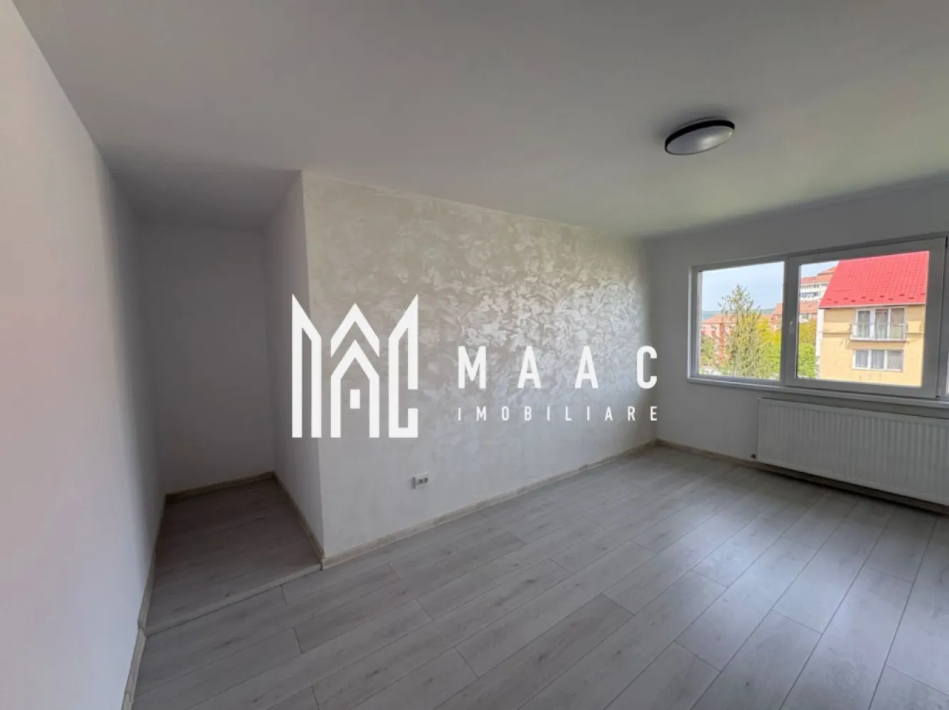 Apartament 4 Camere I 2 Bai I 76 mp I Zona Mihai Viteazul - MAAC Imobiliare vă propune spre vânzare un apartament spațios cu 4 camere și 2 băi, situat într-una dintre cele mai apreciate zone ale orașului, Mihai Viteazul colț cu Rahovei, într-o zonă liniștită, curată și cu acces facil către toate punctele de interes.

Locuința dispune de o suprafață utilă de 76 mp, fiind predată la cheie, ideală pentru o familie care își dorește confort și spațiu generos. Compartimentarea este practică și eficientă, oferind camere luminoase, bucătărie primitoare și două băi, perfecte pentru un plus de confort.

Apartamentul beneficiază de îmbunătățiri moderne, inclusiv mascarada BMW făcută, fiind pregătit pentru mutare imediată, fără investiții suplimentare.

Poziționarea excelentă oferă acces rapid către magazine, școli, mijloace de transport și zone comerciale, păstrând în același timp liniștea unei zone rezidențiale apreciate.

Pt mai multe detalii precizați că ați văzut anunțul cu ID CP3057858