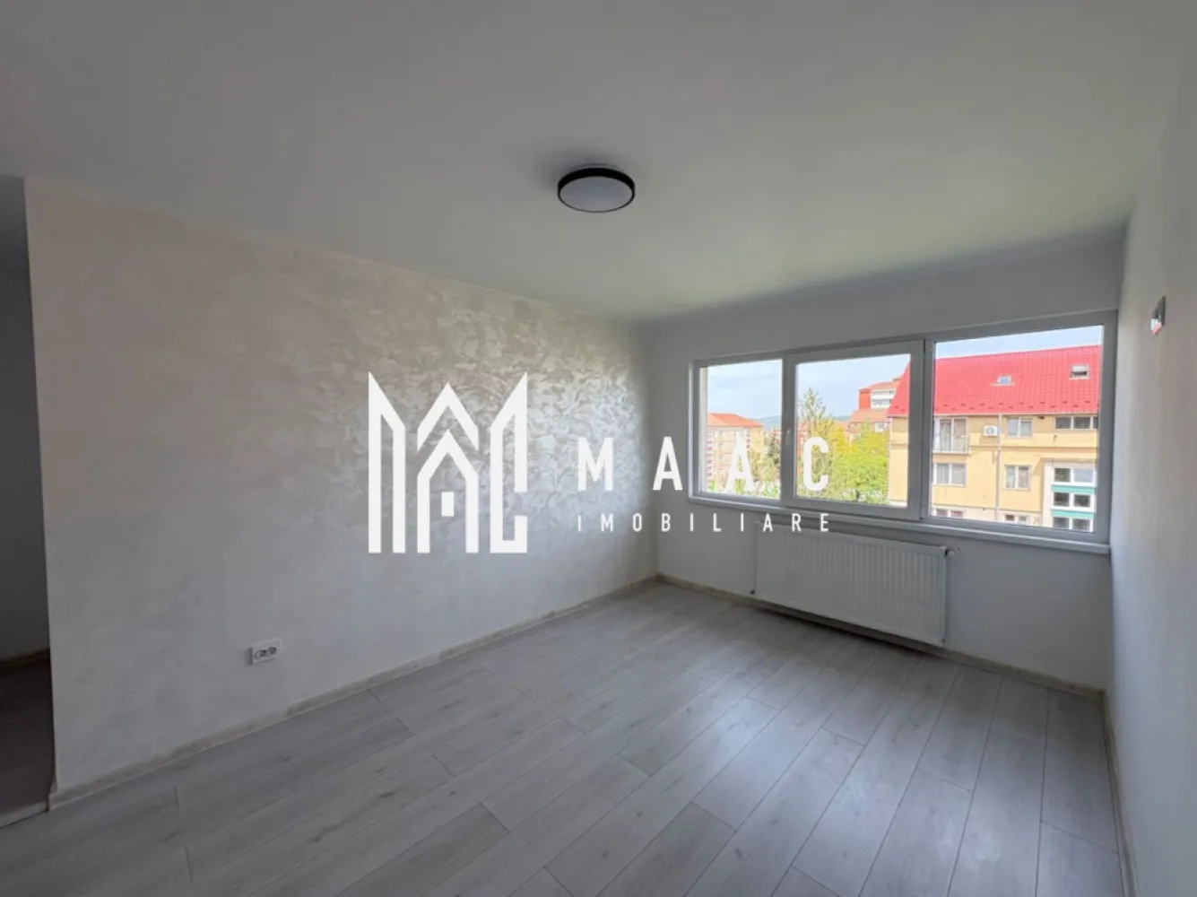 Apartament 4 Camere I 2 Bai I 76 mp I Zona Mihai Viteazul - MAAC Imobiliare vă propune spre vânzare un apartament spațios cu 4 camere și 2 băi, situat într-una dintre cele mai apreciate zone ale orașului, Mihai Viteazul colț cu Rahovei, într-o zonă liniștită, curată și cu acces facil către toate punctele de interes.

Locuința dispune de o suprafață utilă de 76 mp, fiind predată la cheie, ideală pentru o familie care își dorește confort și spațiu generos. Compartimentarea este practică și eficientă, oferind camere luminoase, bucătărie primitoare și două băi, perfecte pentru un plus de confort.

Apartamentul beneficiază de îmbunătățiri moderne, inclusiv mascarada BMW făcută, fiind pregătit pentru mutare imediată, fără investiții suplimentare.

Poziționarea excelentă oferă acces rapid către magazine, școli, mijloace de transport și zone comerciale, păstrând în același timp liniștea unei zone rezidențiale apreciate.

Pt mai multe detalii precizați că ați văzut anunțul cu ID CP3057858