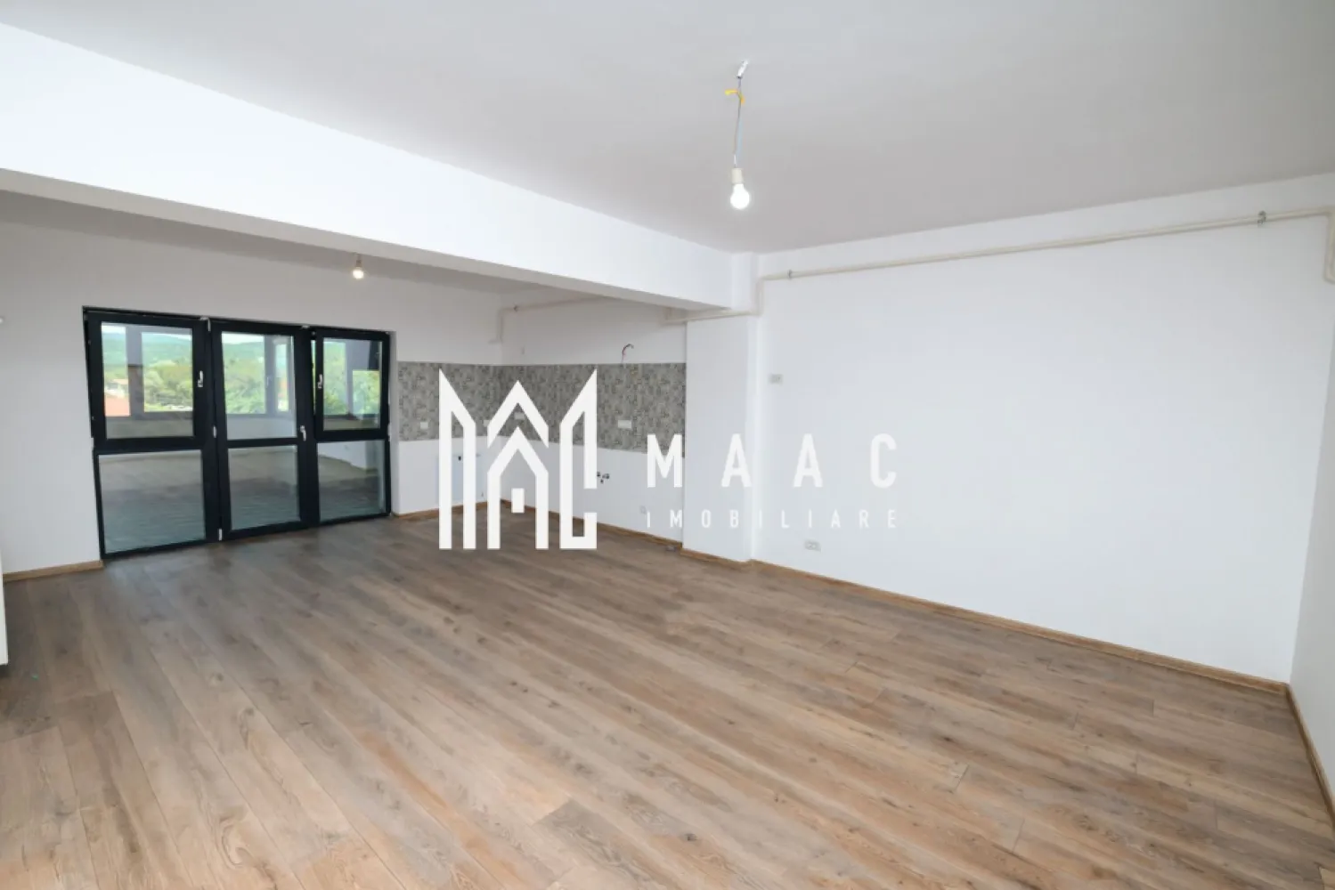 Apartament 3 camere | Bloc Nou | Zoo Valcea | Etaj 3 | 93MP - Apartament Premium de Vânzare în Râmnicu Vâlcea | Ostroveni | Bloc Nou | 3 Camere | Parcare Inclusă

Preț: 139.500 Euro

MAAC Imobiliare vă propune spre vânzare un apartament modern, cu finisaje premium, situat într-un bloc nou din cartierul Ostroveni, pe Strada Ostroveni nr. 134-136, una dintre cele mai apreciate zone rezidențiale din Râmnicu Vâlcea.

Poziționat la etajul 3 al unui imobil construit la standarde moderne, apartamentul oferă un echilibru perfect între confort, funcționalitate și amplasare excelentă, fiind ideal atât pentru locuire, cât și ca investiție.

 Compartimentare

* 2 dormitoare spațioase;
* living generos cu bucătărie open-space;
* 2 băi complet echipate;
* logie închisă cu tâmplărie PVC gri antracit și geam tripan heliomat.

 Suprafețe

* Suprafață utilă: 80,40 mp;
* Suprafață totală: 93 mp;
* Suprafață construită: 108,80 mp.

 Dotări și finisaje

* centrală termică proprie;
* parchet de calitate;
* gresie și faianță premium;
* obiecte sanitare moderne;
* uși interioare elegante;
* finisaje realizate cu atenție la detalii;
* loc de parcare exterior inclus în preț.

 Localizare excelentă

Apartamentul este amplasat într-o zonă aflată în continuă dezvoltare, cu acces rapid către principalele puncte de interes din municipiu:

* la aproximativ 500 metri de Ștrandul și zona de Agrement Ostroveni;
* în apropiere de Bulevardul Dem Rădulescu;
* acces facil către Zoo Vâlcea;
* aproape de școli, grădinițe, supermarketuri, farmacii și restaurante;
* conexiune rapidă cu principalele bulevarde și mijloace de transport.

Această proprietate reprezintă o alegere excelentă pentru familiile care își doresc o locuință modernă într-un bloc nou, dar și pentru investitorii care caută o investiție sigură într-una dintre cele mai căutate zone din Râmnicu Vâlcea.

Pentru informații suplimentare și programarea unei vizionări, echipa MAAC Imobiliare vă stă la dispoziție.
