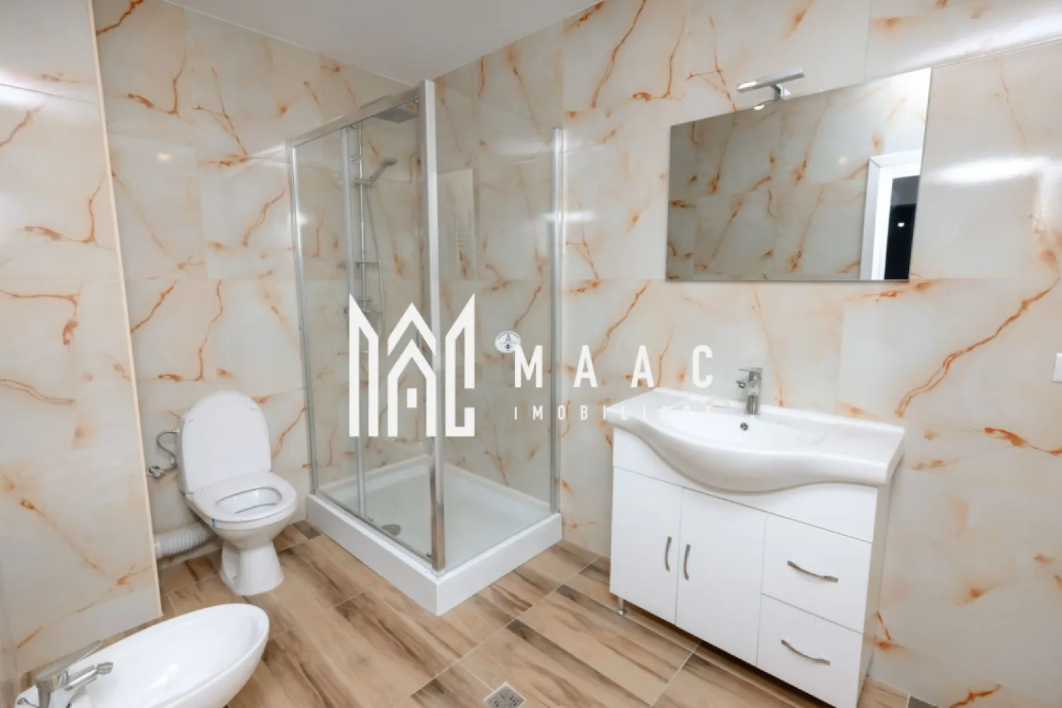 Apartament 3 camere | Bloc Nou | Zoo Valcea | Etaj 3 | 93MP - Apartament Premium de Vânzare în Râmnicu Vâlcea | Ostroveni | Bloc Nou | 3 Camere | Parcare Inclusă

Preț: 139.500 Euro

MAAC Imobiliare vă propune spre vânzare un apartament modern, cu finisaje premium, situat într-un bloc nou din cartierul Ostroveni, pe Strada Ostroveni nr. 134-136, una dintre cele mai apreciate zone rezidențiale din Râmnicu Vâlcea.

Poziționat la etajul 3 al unui imobil construit la standarde moderne, apartamentul oferă un echilibru perfect între confort, funcționalitate și amplasare excelentă, fiind ideal atât pentru locuire, cât și ca investiție.

 Compartimentare

* 2 dormitoare spațioase;
* living generos cu bucătărie open-space;
* 2 băi complet echipate;
* logie închisă cu tâmplărie PVC gri antracit și geam tripan heliomat.

 Suprafețe

* Suprafață utilă: 80,40 mp;
* Suprafață totală: 93 mp;
* Suprafață construită: 108,80 mp.

 Dotări și finisaje

* centrală termică proprie;
* parchet de calitate;
* gresie și faianță premium;
* obiecte sanitare moderne;
* uși interioare elegante;
* finisaje realizate cu atenție la detalii;
* loc de parcare exterior inclus în preț.

 Localizare excelentă

Apartamentul este amplasat într-o zonă aflată în continuă dezvoltare, cu acces rapid către principalele puncte de interes din municipiu:

* la aproximativ 500 metri de Ștrandul și zona de Agrement Ostroveni;
* în apropiere de Bulevardul Dem Rădulescu;
* acces facil către Zoo Vâlcea;
* aproape de școli, grădinițe, supermarketuri, farmacii și restaurante;
* conexiune rapidă cu principalele bulevarde și mijloace de transport.

Această proprietate reprezintă o alegere excelentă pentru familiile care își doresc o locuință modernă într-un bloc nou, dar și pentru investitorii care caută o investiție sigură într-una dintre cele mai căutate zone din Râmnicu Vâlcea.

Pentru informații suplimentare și programarea unei vizionări, echipa MAAC Imobiliare vă stă la dispoziție.