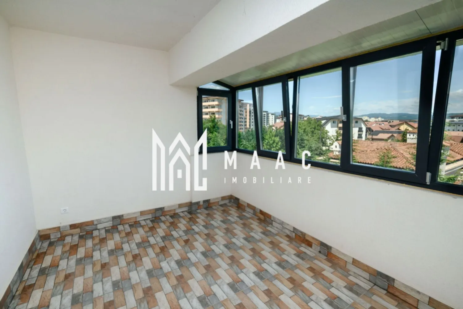 Apartament 3 camere | Bloc Nou | Zoo Valcea | Etaj 3 | 93MP - Apartament Premium de Vânzare în Râmnicu Vâlcea | Ostroveni | Bloc Nou | 3 Camere | Parcare Inclusă

Preț: 139.500 Euro

MAAC Imobiliare vă propune spre vânzare un apartament modern, cu finisaje premium, situat într-un bloc nou din cartierul Ostroveni, pe Strada Ostroveni nr. 134-136, una dintre cele mai apreciate zone rezidențiale din Râmnicu Vâlcea.

Poziționat la etajul 3 al unui imobil construit la standarde moderne, apartamentul oferă un echilibru perfect între confort, funcționalitate și amplasare excelentă, fiind ideal atât pentru locuire, cât și ca investiție.

 Compartimentare

* 2 dormitoare spațioase;
* living generos cu bucătărie open-space;
* 2 băi complet echipate;
* logie închisă cu tâmplărie PVC gri antracit și geam tripan heliomat.

 Suprafețe

* Suprafață utilă: 80,40 mp;
* Suprafață totală: 93 mp;
* Suprafață construită: 108,80 mp.

 Dotări și finisaje

* centrală termică proprie;
* parchet de calitate;
* gresie și faianță premium;
* obiecte sanitare moderne;
* uși interioare elegante;
* finisaje realizate cu atenție la detalii;
* loc de parcare exterior inclus în preț.

 Localizare excelentă

Apartamentul este amplasat într-o zonă aflată în continuă dezvoltare, cu acces rapid către principalele puncte de interes din municipiu:

* la aproximativ 500 metri de Ștrandul și zona de Agrement Ostroveni;
* în apropiere de Bulevardul Dem Rădulescu;
* acces facil către Zoo Vâlcea;
* aproape de școli, grădinițe, supermarketuri, farmacii și restaurante;
* conexiune rapidă cu principalele bulevarde și mijloace de transport.

Această proprietate reprezintă o alegere excelentă pentru familiile care își doresc o locuință modernă într-un bloc nou, dar și pentru investitorii care caută o investiție sigură într-una dintre cele mai căutate zone din Râmnicu Vâlcea.

Pentru informații suplimentare și programarea unei vizionări, echipa MAAC Imobiliare vă stă la dispoziție.