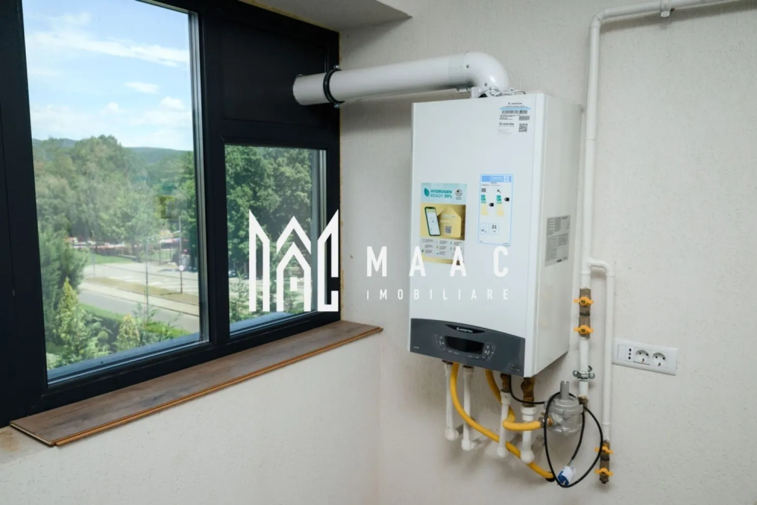Apartament 3 camere | Bloc Nou | Zoo Valcea | Etaj 3 | 93MP - Apartament Premium de Vânzare în Râmnicu Vâlcea | Ostroveni | Bloc Nou | 3 Camere | Parcare Inclusă

Preț: 139.500 Euro

MAAC Imobiliare vă propune spre vânzare un apartament modern, cu finisaje premium, situat într-un bloc nou din cartierul Ostroveni, pe Strada Ostroveni nr. 134-136, una dintre cele mai apreciate zone rezidențiale din Râmnicu Vâlcea.

Poziționat la etajul 3 al unui imobil construit la standarde moderne, apartamentul oferă un echilibru perfect între confort, funcționalitate și amplasare excelentă, fiind ideal atât pentru locuire, cât și ca investiție.

 Compartimentare

* 2 dormitoare spațioase;
* living generos cu bucătărie open-space;
* 2 băi complet echipate;
* logie închisă cu tâmplărie PVC gri antracit și geam tripan heliomat.

 Suprafețe

* Suprafață utilă: 80,40 mp;
* Suprafață totală: 93 mp;
* Suprafață construită: 108,80 mp.

 Dotări și finisaje

* centrală termică proprie;
* parchet de calitate;
* gresie și faianță premium;
* obiecte sanitare moderne;
* uși interioare elegante;
* finisaje realizate cu atenție la detalii;
* loc de parcare exterior inclus în preț.

 Localizare excelentă

Apartamentul este amplasat într-o zonă aflată în continuă dezvoltare, cu acces rapid către principalele puncte de interes din municipiu:

* la aproximativ 500 metri de Ștrandul și zona de Agrement Ostroveni;
* în apropiere de Bulevardul Dem Rădulescu;
* acces facil către Zoo Vâlcea;
* aproape de școli, grădinițe, supermarketuri, farmacii și restaurante;
* conexiune rapidă cu principalele bulevarde și mijloace de transport.

Această proprietate reprezintă o alegere excelentă pentru familiile care își doresc o locuință modernă într-un bloc nou, dar și pentru investitorii care caută o investiție sigură într-una dintre cele mai căutate zone din Râmnicu Vâlcea.

Pentru informații suplimentare și programarea unei vizionări, echipa MAAC Imobiliare vă stă la dispoziție.