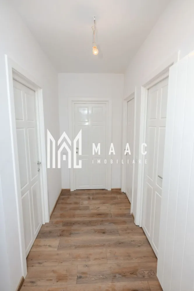 Apartament 3 camere | Bloc Nou | Zoo Valcea | Etaj 3 | 93MP - Apartament Premium de Vânzare în Râmnicu Vâlcea | Ostroveni | Bloc Nou | 3 Camere | Parcare Inclusă

Preț: 139.500 Euro

MAAC Imobiliare vă propune spre vânzare un apartament modern, cu finisaje premium, situat într-un bloc nou din cartierul Ostroveni, pe Strada Ostroveni nr. 134-136, una dintre cele mai apreciate zone rezidențiale din Râmnicu Vâlcea.

Poziționat la etajul 3 al unui imobil construit la standarde moderne, apartamentul oferă un echilibru perfect între confort, funcționalitate și amplasare excelentă, fiind ideal atât pentru locuire, cât și ca investiție.

 Compartimentare

* 2 dormitoare spațioase;
* living generos cu bucătărie open-space;
* 2 băi complet echipate;
* logie închisă cu tâmplărie PVC gri antracit și geam tripan heliomat.

 Suprafețe

* Suprafață utilă: 80,40 mp;
* Suprafață totală: 93 mp;
* Suprafață construită: 108,80 mp.

 Dotări și finisaje

* centrală termică proprie;
* parchet de calitate;
* gresie și faianță premium;
* obiecte sanitare moderne;
* uși interioare elegante;
* finisaje realizate cu atenție la detalii;
* loc de parcare exterior inclus în preț.

 Localizare excelentă

Apartamentul este amplasat într-o zonă aflată în continuă dezvoltare, cu acces rapid către principalele puncte de interes din municipiu:

* la aproximativ 500 metri de Ștrandul și zona de Agrement Ostroveni;
* în apropiere de Bulevardul Dem Rădulescu;
* acces facil către Zoo Vâlcea;
* aproape de școli, grădinițe, supermarketuri, farmacii și restaurante;
* conexiune rapidă cu principalele bulevarde și mijloace de transport.

Această proprietate reprezintă o alegere excelentă pentru familiile care își doresc o locuință modernă într-un bloc nou, dar și pentru investitorii care caută o investiție sigură într-una dintre cele mai căutate zone din Râmnicu Vâlcea.

Pentru informații suplimentare și programarea unei vizionări, echipa MAAC Imobiliare vă stă la dispoziție.