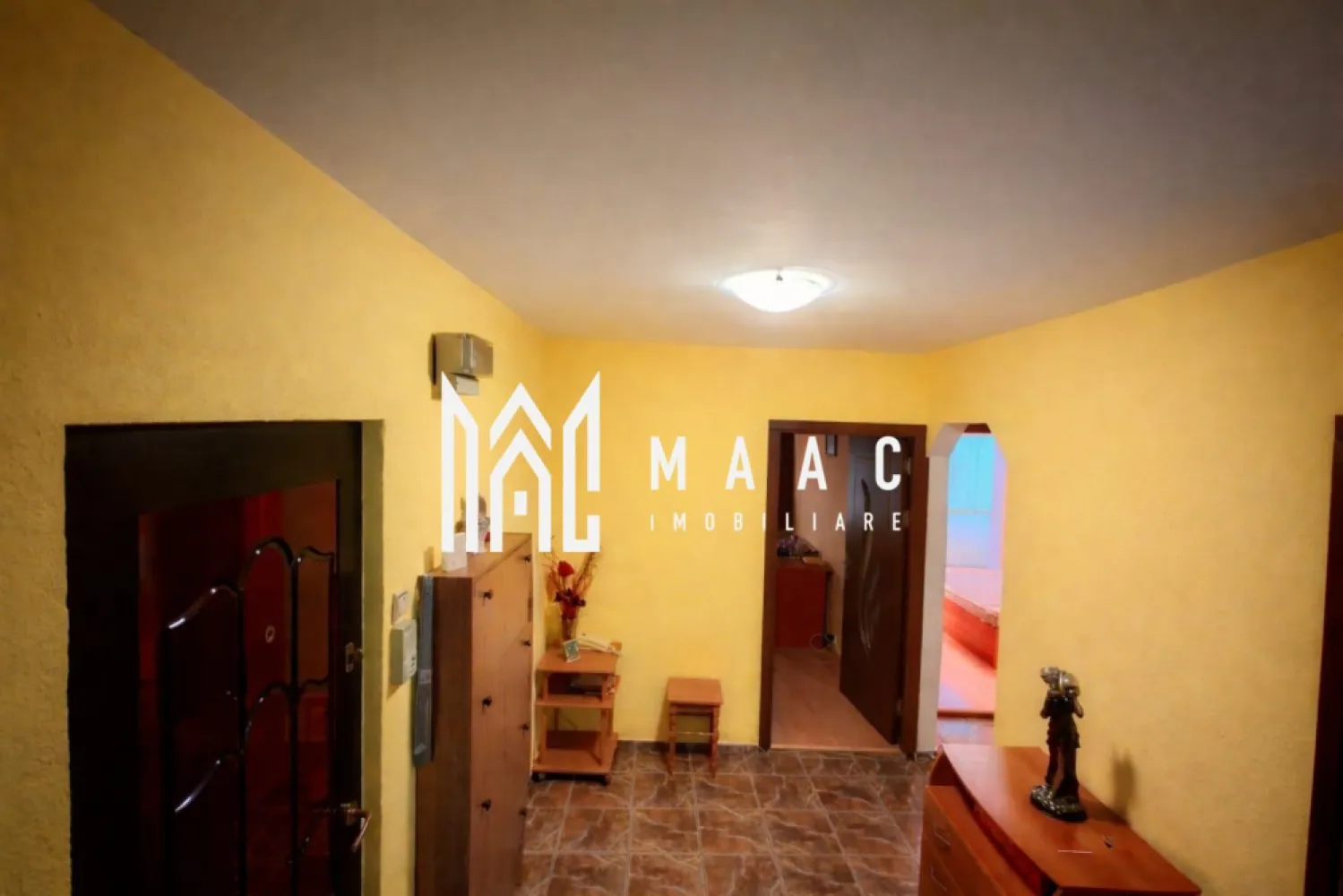Apartament 3 camere | 78 MPU | 2 balcoane | Valea Aurie - MAAC Imobiliare vă propune spre închiriere un apartament, situat la etajul 3/4 al unui imobil din Cartierul Valea Aurie.

Apartamentul dispune de o compartimentare decomandată și este compus din hol de acces, bucatarie, sufragerie cu acces pe balconul deschis, 2 dormitoare cu acces pe cel de al 2-lea balon și baie.

În imediata apropiere, se afla mai multe supermarket-uri și instituții de învățământ.

Se percepe o garanție în cuantumul unei chirii lunare.
Nu se acceptă animale de companie.
Se predă mobilat/utilat. 

Pentru mai multe detalii, specificați telefonic că ați văzut anunțul cu ID: CP3055838.