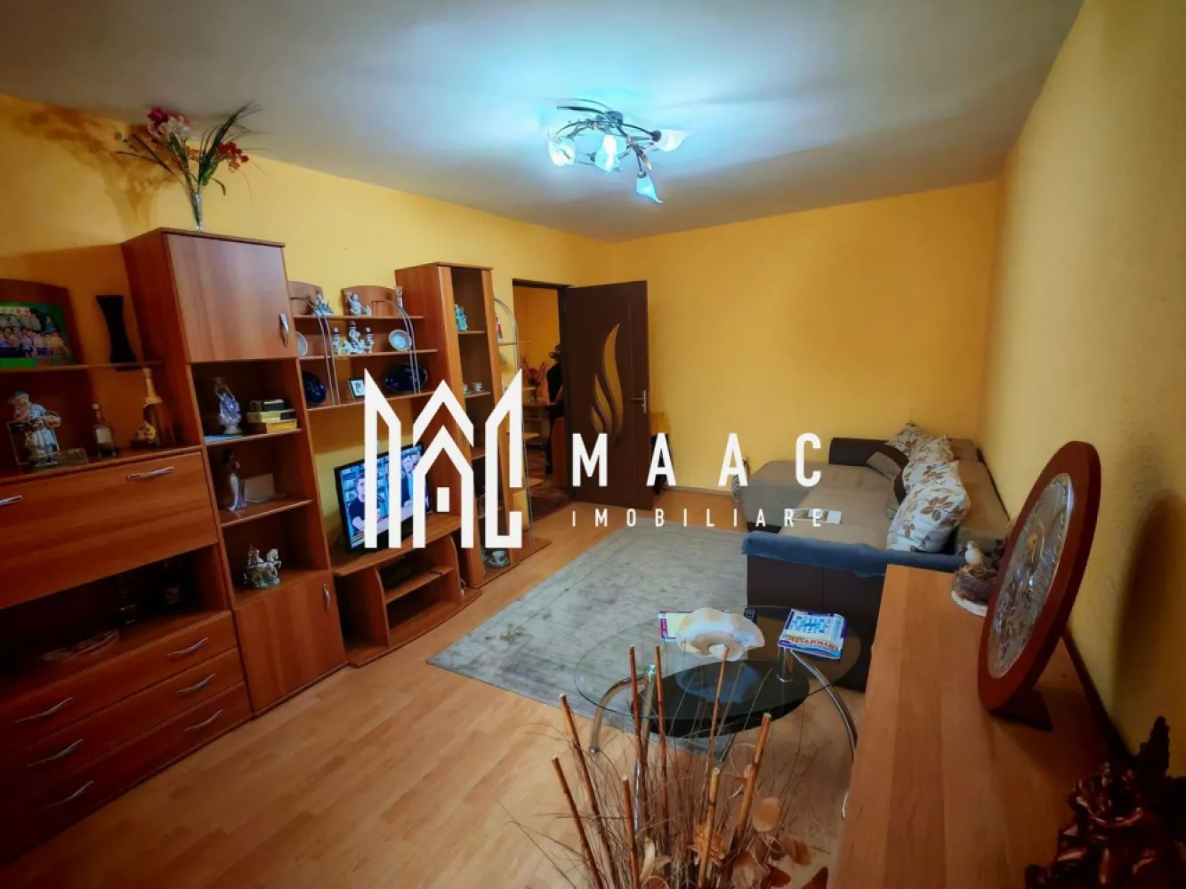 Apartament 3 camere | 78 MPU | 2 balcoane | Valea Aurie - MAAC Imobiliare vă propune spre închiriere un apartament, situat la etajul 3/4 al unui imobil din Cartierul Valea Aurie.

Apartamentul dispune de o compartimentare decomandată și este compus din hol de acces, bucatarie, sufragerie cu acces pe balconul deschis, 2 dormitoare cu acces pe cel de al 2-lea balon și baie.

În imediata apropiere, se afla mai multe supermarket-uri și instituții de învățământ.

Se percepe o garanție în cuantumul unei chirii lunare.
Nu se acceptă animale de companie.
Se predă mobilat/utilat. 

Pentru mai multe detalii, specificați telefonic că ați văzut anunțul cu ID: CP3055838.