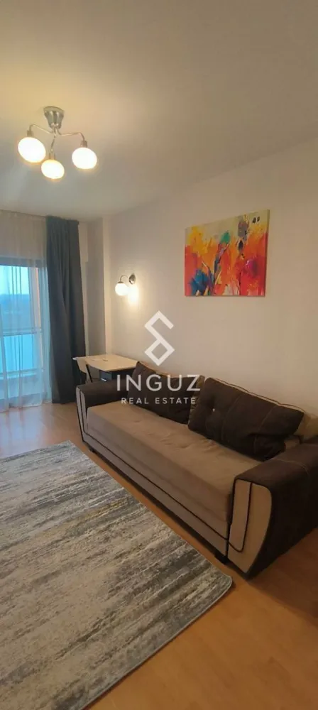 Apartament 2 camere de închiriat – Doamna Ghica Plaza - Apartament 2 camere de închiriat – Doamna Ghica Plaza

Preț: 600 € / lună
Locație: București – Doamna Ghica Plaza

Specificații:
Suprafață utilă: 67 mp (inclus terasă 12 mp)
Număr camere: 2
Compartimentare: Decomandat
Etaj: 5
An construcție: 2010
Parcare subterană + boxă incluse

Descriere:
Inguz Real Estate vă propune spre închiriere un apartament modern de 2 camere, situat în complexul rezidențial Doamna Ghica Plaza – un ansamblu bine organizat, cu pază și monitorizare 24/7.

Apartamentul este recent renovat, în stare foarte bună, și oferă un spațiu confortabil și bine compartimentat. Beneficiază de o terasă generoasă, poziționată pe spate, oferind liniște și lumină naturală.

Dotări:
– Bucătărie la comandă, complet utilată (electrocasnice A+)
– Living cu canapea extensibilă și draperii blackout
– Dormitor cu pat matrimonial și dressing spațios
– Baie modernă, obiecte sanitare noi (prima utilizare)
– Aer condiționat nou (2025)
– Video interfon
– Centrală termică a complexului

Costurile sunt optimizate datorită contorizării individuale și sistemului de reglare termică.

Un mare avantaj îl reprezintă locul de parcare subteran și boxa de depozitare incluse în preț.

Zona este liniștită, cu loc de joacă pentru copii și magazine la parter (Mega Image, Lidl), oferind acces rapid către Obor, Iancului, Pipera, Băneasa și Otopeni.

Condiții:
– Contract minim 1 an
– Nefumători
– Nu se acceptă animale de companie

Comision agenție: 50% din prima lună de chirie