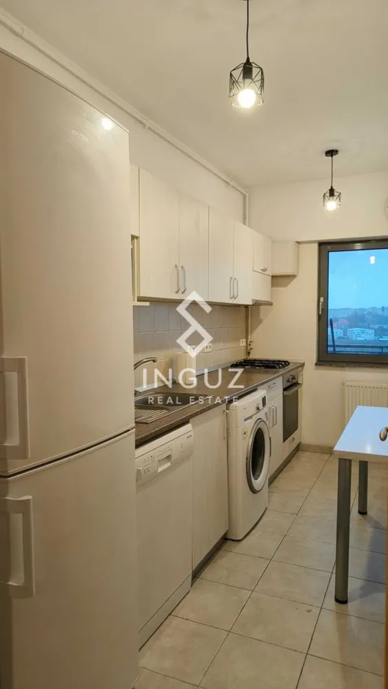 Apartament 2 camere de închiriat – Doamna Ghica Plaza - Apartament 2 camere de închiriat – Doamna Ghica Plaza

Preț: 600 € / lună
Locație: București – Doamna Ghica Plaza

Specificații:
Suprafață utilă: 67 mp (inclus terasă 12 mp)
Număr camere: 2
Compartimentare: Decomandat
Etaj: 5
An construcție: 2010
Parcare subterană + boxă incluse

Descriere:
Inguz Real Estate vă propune spre închiriere un apartament modern de 2 camere, situat în complexul rezidențial Doamna Ghica Plaza – un ansamblu bine organizat, cu pază și monitorizare 24/7.

Apartamentul este recent renovat, în stare foarte bună, și oferă un spațiu confortabil și bine compartimentat. Beneficiază de o terasă generoasă, poziționată pe spate, oferind liniște și lumină naturală.

Dotări:
– Bucătărie la comandă, complet utilată (electrocasnice A+)
– Living cu canapea extensibilă și draperii blackout
– Dormitor cu pat matrimonial și dressing spațios
– Baie modernă, obiecte sanitare noi (prima utilizare)
– Aer condiționat nou (2025)
– Video interfon
– Centrală termică a complexului

Costurile sunt optimizate datorită contorizării individuale și sistemului de reglare termică.

Un mare avantaj îl reprezintă locul de parcare subteran și boxa de depozitare incluse în preț.

Zona este liniștită, cu loc de joacă pentru copii și magazine la parter (Mega Image, Lidl), oferind acces rapid către Obor, Iancului, Pipera, Băneasa și Otopeni.

Condiții:
– Contract minim 1 an
– Nefumători
– Nu se acceptă animale de companie

Comision agenție: 50% din prima lună de chirie