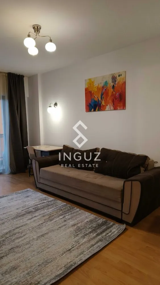 Apartament 2 camere de închiriat – Doamna Ghica Plaza - Apartament 2 camere de închiriat – Doamna Ghica Plaza

Preț: 600 € / lună
Locație: București – Doamna Ghica Plaza

Specificații:
Suprafață utilă: 67 mp (inclus terasă 12 mp)
Număr camere: 2
Compartimentare: Decomandat
Etaj: 5
An construcție: 2010
Parcare subterană + boxă incluse

Descriere:
Inguz Real Estate vă propune spre închiriere un apartament modern de 2 camere, situat în complexul rezidențial Doamna Ghica Plaza – un ansamblu bine organizat, cu pază și monitorizare 24/7.

Apartamentul este recent renovat, în stare foarte bună, și oferă un spațiu confortabil și bine compartimentat. Beneficiază de o terasă generoasă, poziționată pe spate, oferind liniște și lumină naturală.

Dotări:
– Bucătărie la comandă, complet utilată (electrocasnice A+)
– Living cu canapea extensibilă și draperii blackout
– Dormitor cu pat matrimonial și dressing spațios
– Baie modernă, obiecte sanitare noi (prima utilizare)
– Aer condiționat nou (2025)
– Video interfon
– Centrală termică a complexului

Costurile sunt optimizate datorită contorizării individuale și sistemului de reglare termică.

Un mare avantaj îl reprezintă locul de parcare subteran și boxa de depozitare incluse în preț.

Zona este liniștită, cu loc de joacă pentru copii și magazine la parter (Mega Image, Lidl), oferind acces rapid către Obor, Iancului, Pipera, Băneasa și Otopeni.

Condiții:
– Contract minim 1 an
– Nefumători
– Nu se acceptă animale de companie

Comision agenție: 50% din prima lună de chirie
