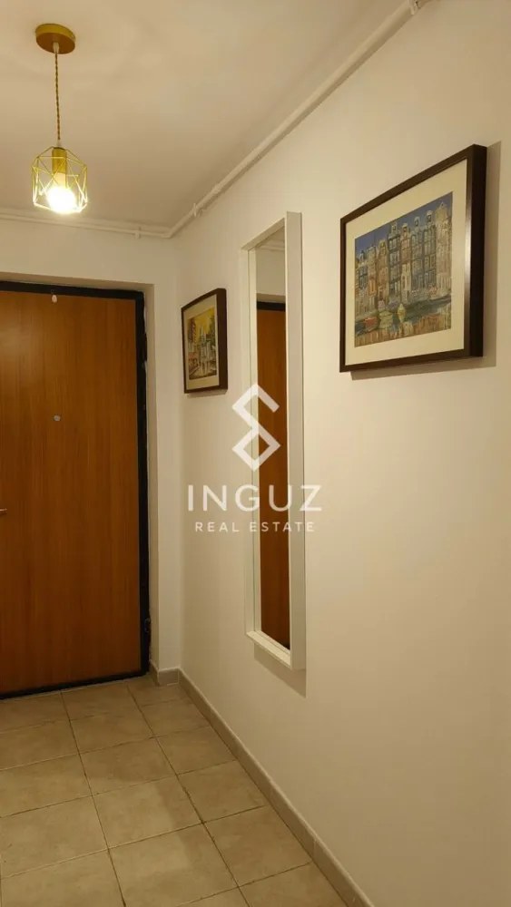 Apartament 2 camere de închiriat – Doamna Ghica Plaza - Apartament 2 camere de închiriat – Doamna Ghica Plaza

Preț: 600 € / lună
Locație: București – Doamna Ghica Plaza

Specificații:
Suprafață utilă: 67 mp (inclus terasă 12 mp)
Număr camere: 2
Compartimentare: Decomandat
Etaj: 5
An construcție: 2010
Parcare subterană + boxă incluse

Descriere:
Inguz Real Estate vă propune spre închiriere un apartament modern de 2 camere, situat în complexul rezidențial Doamna Ghica Plaza – un ansamblu bine organizat, cu pază și monitorizare 24/7.

Apartamentul este recent renovat, în stare foarte bună, și oferă un spațiu confortabil și bine compartimentat. Beneficiază de o terasă generoasă, poziționată pe spate, oferind liniște și lumină naturală.

Dotări:
– Bucătărie la comandă, complet utilată (electrocasnice A+)
– Living cu canapea extensibilă și draperii blackout
– Dormitor cu pat matrimonial și dressing spațios
– Baie modernă, obiecte sanitare noi (prima utilizare)
– Aer condiționat nou (2025)
– Video interfon
– Centrală termică a complexului

Costurile sunt optimizate datorită contorizării individuale și sistemului de reglare termică.

Un mare avantaj îl reprezintă locul de parcare subteran și boxa de depozitare incluse în preț.

Zona este liniștită, cu loc de joacă pentru copii și magazine la parter (Mega Image, Lidl), oferind acces rapid către Obor, Iancului, Pipera, Băneasa și Otopeni.

Condiții:
– Contract minim 1 an
– Nefumători
– Nu se acceptă animale de companie

Comision agenție: 50% din prima lună de chirie