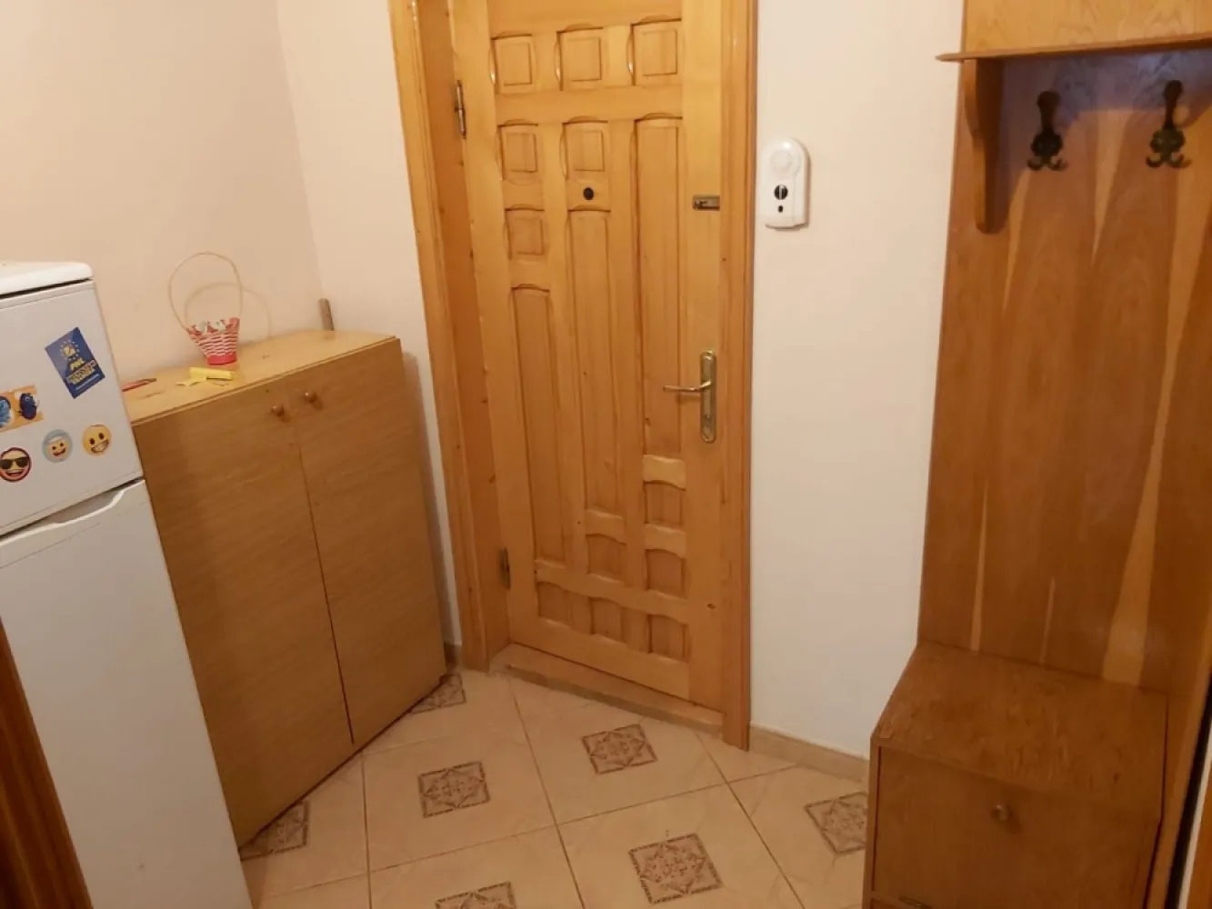 Garsoniera de inchiriat – Focsani, etaj 2, 30 mp, mobilata si utilata - Disponibila pentru inchiriere garsoniera situata in Focsani, la etajul 2 al unui imobil curat si ingrijit. Suprafata utila este de 30 mp, compartimentata eficient pentru a oferi confort si functionalitate.

Garsoniera este complet mobilata si utilata, dotata cu centrala termica proprie, ideala pentru o persoana sau un cuplu care cauta o locuinta moderna si accesibila.

 Etaj 2
 Suprafata: 30 mp
 Mobilata si utilata complet
 Centrala termica
 Chirie: 240 euro/luna
 Garantie: 240 euro
 Se percepe comision agentie

 Pentru informatii si vizionari:
Ene Liliana – Consultant vanzari
Tel: 0746 252 252
Mag Invest