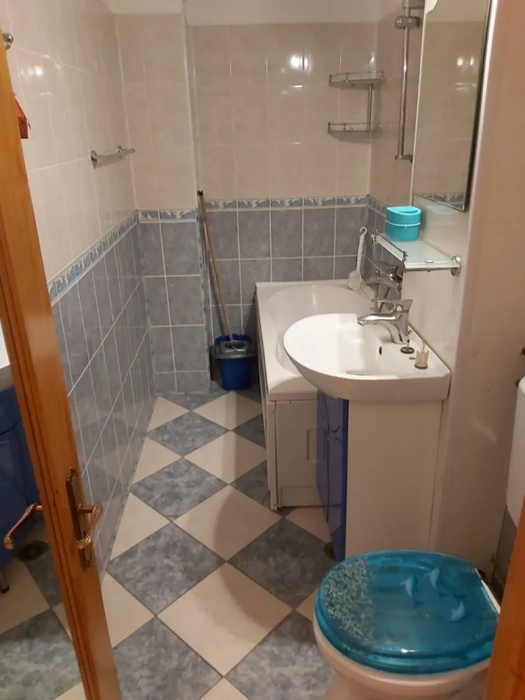 Garsoniera de inchiriat – Focsani, etaj 2, 30 mp, mobilata si utilata - Disponibila pentru inchiriere garsoniera situata in Focsani, la etajul 2 al unui imobil curat si ingrijit. Suprafata utila este de 30 mp, compartimentata eficient pentru a oferi confort si functionalitate.

Garsoniera este complet mobilata si utilata, dotata cu centrala termica proprie, ideala pentru o persoana sau un cuplu care cauta o locuinta moderna si accesibila.

 Etaj 2
 Suprafata: 30 mp
 Mobilata si utilata complet
 Centrala termica
 Chirie: 240 euro/luna
 Garantie: 240 euro
 Se percepe comision agentie

 Pentru informatii si vizionari:
Ene Liliana – Consultant vanzari
Tel: 0746 252 252
Mag Invest