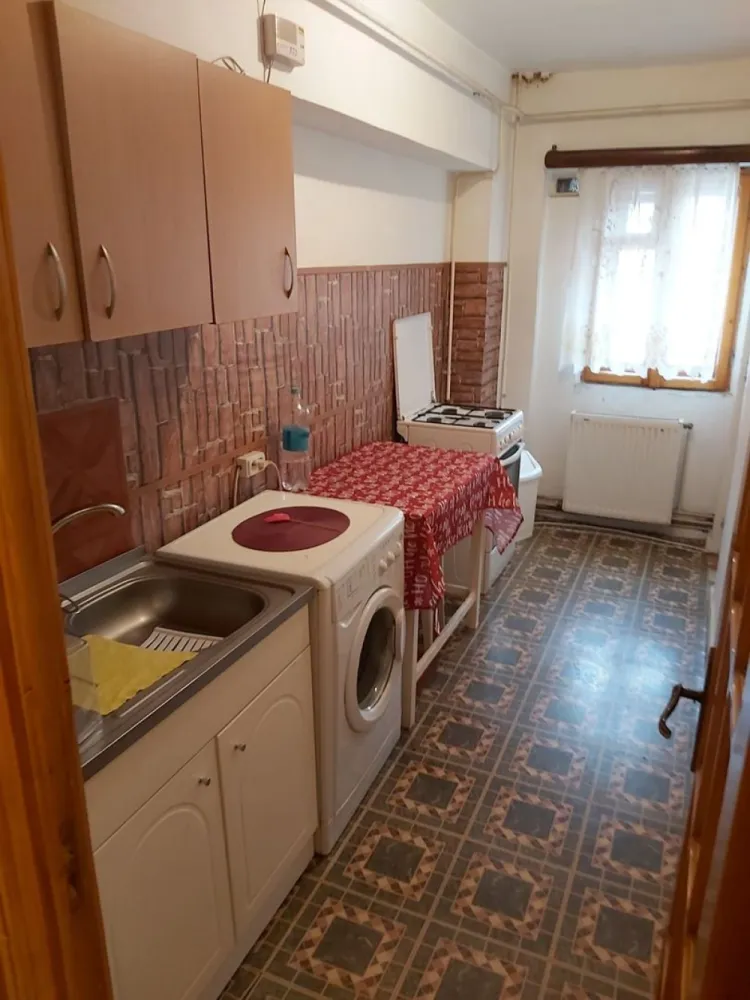 Garsoniera de inchiriat – Focsani, etaj 2, 30 mp, mobilata si utilata - Disponibila pentru inchiriere garsoniera situata in Focsani, la etajul 2 al unui imobil curat si ingrijit. Suprafata utila este de 30 mp, compartimentata eficient pentru a oferi confort si functionalitate.

Garsoniera este complet mobilata si utilata, dotata cu centrala termica proprie, ideala pentru o persoana sau un cuplu care cauta o locuinta moderna si accesibila.

 Etaj 2
 Suprafata: 30 mp
 Mobilata si utilata complet
 Centrala termica
 Chirie: 240 euro/luna
 Garantie: 240 euro
 Se percepe comision agentie

 Pentru informatii si vizionari:
Ene Liliana – Consultant vanzari
Tel: 0746 252 252
Mag Invest
