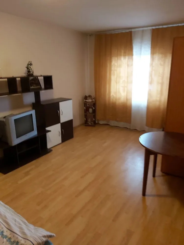 Garsoniera de inchiriat – Focsani, etaj 2, 30 mp, mobilata si utilata - Disponibila pentru inchiriere garsoniera situata in Focsani, la etajul 2 al unui imobil curat si ingrijit. Suprafata utila este de 30 mp, compartimentata eficient pentru a oferi confort si functionalitate.

Garsoniera este complet mobilata si utilata, dotata cu centrala termica proprie, ideala pentru o persoana sau un cuplu care cauta o locuinta moderna si accesibila.

 Etaj 2
 Suprafata: 30 mp
 Mobilata si utilata complet
 Centrala termica
 Chirie: 240 euro/luna
 Garantie: 240 euro
 Se percepe comision agentie

 Pentru informatii si vizionari:
Ene Liliana – Consultant vanzari
Tel: 0746 252 252
Mag Invest