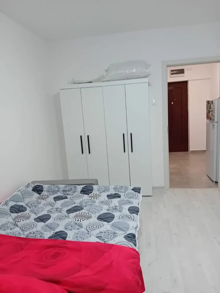 Garsoniera de inchiriat - Tiglina 1, Strada Brailei, A-uri - Va propunem spre inchiriere o garsoniera moderna situata in zona Tiglina 1, pe Strada Brailei, la etajul 1 al unui imobil cu acces facil la mijloace de transport, magazine, scoli si alte puncte de interes.

Imobilul se ofera complet mobilat si utilat, pregatit pentru a asigura confortul necesar unui stil de viata urban. Garsoniera dispune de mobilier modern, spatii de depozitare inteligente, bucatarie echipata cu electrocasnice functionale si baie amenajata cu finisaje de calitate.

Avantaje:
Localizare excelenta, intr-o zona centrala si usor accesibila
Etaj intermediar (etaj 1), luminos si practic
Complet mobilata si utilata, gata de mutare imediata

Aproape de magazine, statii de autobuz, institutii de invatamant si zone comerciale
Pret chirie-1250lei/luna
Garantie-1250lei/luna
Plus comisionul agentiei

Aceasta proprietate reprezinta o alegere ideala pentru persoane singure sau cupluri care isi doresc o locuinta functionala, intr-o zona linistita dar foarte bine conectata cu orasul.

Pentru detalii si vizionari:
Ene Liliana – Consilier vanzari, Mag Invest
Telefon: 0746 252 252