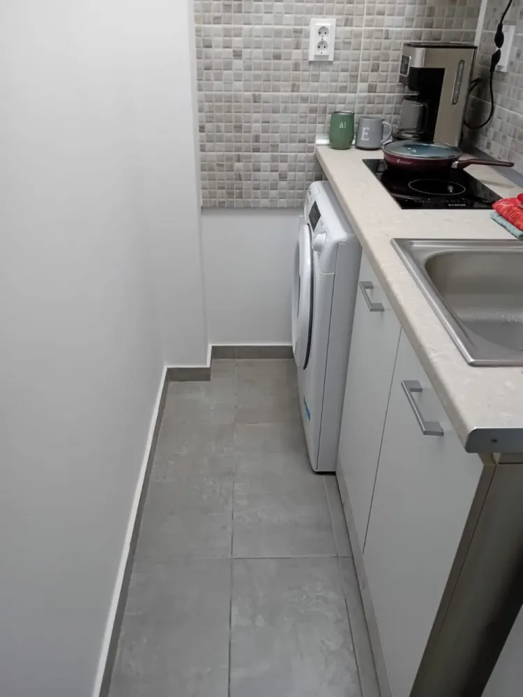 Garsoniera de inchiriat - Tiglina 1, Strada Brailei, A-uri - Va propunem spre inchiriere o garsoniera moderna situata in zona Tiglina 1, pe Strada Brailei, la etajul 1 al unui imobil cu acces facil la mijloace de transport, magazine, scoli si alte puncte de interes.

Imobilul se ofera complet mobilat si utilat, pregatit pentru a asigura confortul necesar unui stil de viata urban. Garsoniera dispune de mobilier modern, spatii de depozitare inteligente, bucatarie echipata cu electrocasnice functionale si baie amenajata cu finisaje de calitate.

Avantaje:
Localizare excelenta, intr-o zona centrala si usor accesibila
Etaj intermediar (etaj 1), luminos si practic
Complet mobilata si utilata, gata de mutare imediata

Aproape de magazine, statii de autobuz, institutii de invatamant si zone comerciale
Pret chirie-1250lei/luna
Garantie-1250lei/luna
Plus comisionul agentiei

Aceasta proprietate reprezinta o alegere ideala pentru persoane singure sau cupluri care isi doresc o locuinta functionala, intr-o zona linistita dar foarte bine conectata cu orasul.

Pentru detalii si vizionari:
Ene Liliana – Consilier vanzari, Mag Invest
Telefon: 0746 252 252