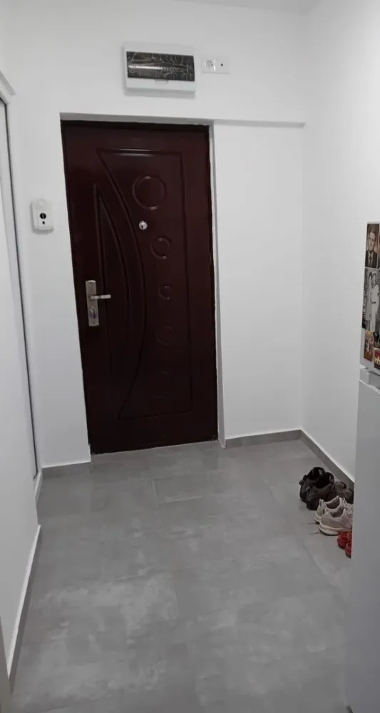 Garsoniera de inchiriat - Tiglina 1, Strada Brailei, A-uri - Va propunem spre inchiriere o garsoniera moderna situata in zona Tiglina 1, pe Strada Brailei, la etajul 1 al unui imobil cu acces facil la mijloace de transport, magazine, scoli si alte puncte de interes.

Imobilul se ofera complet mobilat si utilat, pregatit pentru a asigura confortul necesar unui stil de viata urban. Garsoniera dispune de mobilier modern, spatii de depozitare inteligente, bucatarie echipata cu electrocasnice functionale si baie amenajata cu finisaje de calitate.

Avantaje:
Localizare excelenta, intr-o zona centrala si usor accesibila
Etaj intermediar (etaj 1), luminos si practic
Complet mobilata si utilata, gata de mutare imediata

Aproape de magazine, statii de autobuz, institutii de invatamant si zone comerciale
Pret chirie-1250lei/luna
Garantie-1250lei/luna
Plus comisionul agentiei

Aceasta proprietate reprezinta o alegere ideala pentru persoane singure sau cupluri care isi doresc o locuinta functionala, intr-o zona linistita dar foarte bine conectata cu orasul.

Pentru detalii si vizionari:
Ene Liliana – Consilier vanzari, Mag Invest
Telefon: 0746 252 252