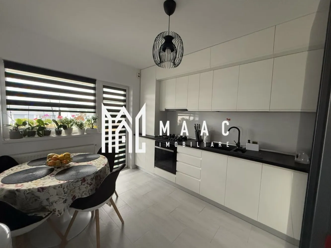 Apartament 3 camere I EXELA - Șelimbăr | 2 băi I 80 MPU - MAAC Imobiliare vă propune spre vânzare un apartament spațios cu 3 camere, situat în Șelimbăr, într-o zonă liniștită și apreciată pentru accesul rapid către Sibiu și principalele puncte de interes din împrejurimi. Proprietatea este ideală atât pentru locuință personală, cât și pentru investiție, datorită suprafețelor generoase, compartimentării eficiente și poziționării avantajoase.

Apartamentul are o suprafață utilă de 80 mp și este situat la etajul 2 din 2 al unui imobil cu regim redus de înălțime, oferind confort, intimitate și un ambient plăcut pentru întreaga familie.

Compartimentarea este practică și bine optimizată:
-living luminos și spațios
-bucătărie separată
-2 dormitoare
-2 băi
-2 balcoane cu suprafață totală de 11 mp

Un avantaj important al proprietății îl reprezintă podul de 85 mp, dispus pe toată suprafața apartamentului, ideal pentru depozitare sau pentru amenajare în funcție de necesități. Spațiile suplimentare oferă funcționalitate și posibilități multiple de organizare.

Apartamentul se vinde complet mobilat și utilat, fiind pregătit pentru mutare imediată, fără investiții suplimentare. Finisajele și mobilierul sunt atent alese pentru a oferi un ambient confortabil și funcțional.

Proprietatea beneficiază și de loc de parcare propriu inclus, un avantaj important pentru confortul zilnic.

Avantajele acestei proprietăți:
-zonă liniștită, ideală pentru locuit
-acces facil și rapid către Sibiu
-spații generoase de depozitare prin pod și balcoane
-potrivit atât pentru locuință, cât și pentru investiție
-construcție realizată de ansamblul EXCELA

Datorită poziționării, compartimentării și suprafețelor generoase, apartamentul reprezintă o oportunitate excelentă pentru cei care își doresc confort, spațiu și accesibilitate într-o zonă aflată în continuă dezvoltare.

Pentru mai multe informații și programări la vizionare, vă rugăm să menționați telefonic CP2788321.