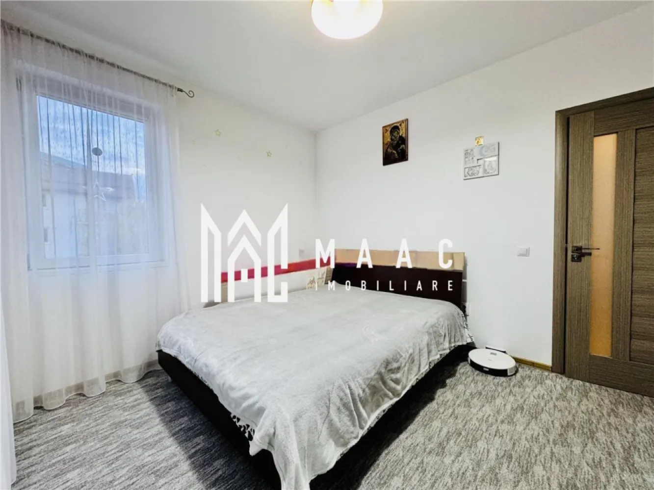 Apartament 3 camere | Etaj 3 | 2 Balcoane | Turnisor - MAAC Imobiliare va prezinta un apartament cu 3 camere de vânzare situat in zona Turnișor, cartier ALMA. Caracteristici: Etaj 3 din 4 Suprafață utilă 56,14 mp Construcție recentă, cu finisaje de calitate Orientare - S-V, ce asigură lumină naturală pe tot parcursul zilei Compartimentare: Living spațios și luminos Bucătărie separată, complet funcțională Două dormitoare, fiecare cu balcon propriu – unul închis în termopan, celălalt deschis Baie cu geam de aerisire Dotări și beneficii: Două balcoane Acces facil la mijloace de transport în comun Vecinătate liniștită, cu loc de joacă și zonă de relaxare amenajată lângă bloc Proximitate față de magazine (Profi, Simpa, Trans Agape), farmacii, bănci, școală și grădiniță. Pentru mai multe detalii precizati telefonic ca ati vazut anuntul cu ID: CP2790056