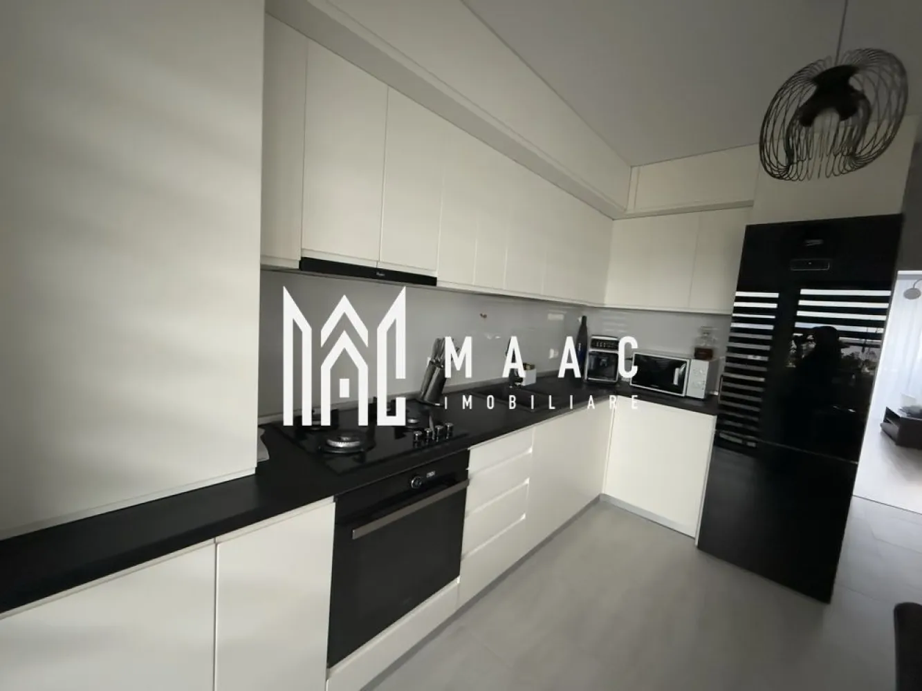 Apartament 3 camere I EXELA - Șelimbăr | 2 băi I 80 MPU - MAAC Imobiliare vă propune spre vânzare un apartament spațios cu 3 camere, situat în Șelimbăr, într-o zonă liniștită și apreciată pentru accesul rapid către Sibiu și principalele puncte de interes din împrejurimi. Proprietatea este ideală atât pentru locuință personală, cât și pentru investiție, datorită suprafețelor generoase, compartimentării eficiente și poziționării avantajoase.

Apartamentul are o suprafață utilă de 80 mp și este situat la etajul 2 din 2 al unui imobil cu regim redus de înălțime, oferind confort, intimitate și un ambient plăcut pentru întreaga familie.

Compartimentarea este practică și bine optimizată:
-living luminos și spațios
-bucătărie separată
-2 dormitoare
-2 băi
-2 balcoane cu suprafață totală de 11 mp

Un avantaj important al proprietății îl reprezintă podul de 85 mp, dispus pe toată suprafața apartamentului, ideal pentru depozitare sau pentru amenajare în funcție de necesități. Spațiile suplimentare oferă funcționalitate și posibilități multiple de organizare.

Apartamentul se vinde complet mobilat și utilat, fiind pregătit pentru mutare imediată, fără investiții suplimentare. Finisajele și mobilierul sunt atent alese pentru a oferi un ambient confortabil și funcțional.

Proprietatea beneficiază și de loc de parcare propriu inclus, un avantaj important pentru confortul zilnic.

Avantajele acestei proprietăți:
-zonă liniștită, ideală pentru locuit
-acces facil și rapid către Sibiu
-spații generoase de depozitare prin pod și balcoane
-potrivit atât pentru locuință, cât și pentru investiție
-construcție realizată de ansamblul EXCELA

Datorită poziționării, compartimentării și suprafețelor generoase, apartamentul reprezintă o oportunitate excelentă pentru cei care își doresc confort, spațiu și accesibilitate într-o zonă aflată în continuă dezvoltare.

Pentru mai multe informații și programări la vizionare, vă rugăm să menționați telefonic CP2788321.