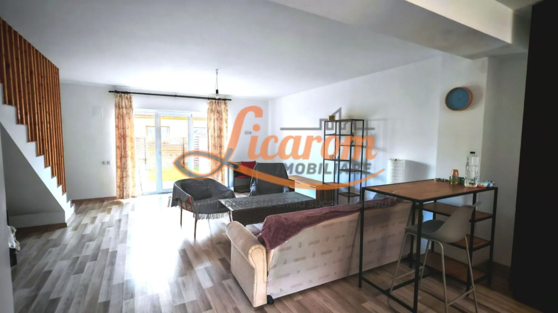 IZVOR TARLUNGENI - Duplex P+E, 4 camere "la Cheie".COMISION 0 - Iti doresti sa scapi de agitatia orasului si sa locuiesti la casa?
Iti doresti o casa confortabila,dar si usor de intretinut?
Iti prezentam o casa pe gustul tau!
Aceasta vila care face parte dintr-un complex de case insiruite in cartierul IZVOR Tarlungeni este pentru tine!
Este o constructie solida din CARAMIDA POROTHERM,termoizolata foarte bine ,fiind asezata in mijloc complexului,este,foarte calduroasa.
Este dispusa pe S+P+E,avand urmatoarea compozitie:
La PARTER avem: hol intrare,baie cu dus, bucatarie open space comuna cu livingul care este foarte mare si de unde se iese pe terasa si in curtea din spate;
La ETAJ avem 3 dormitoare dintre care unul are balcon,hol,si o baie mare dotata cu cada, care deserveste cele 3 dormitoare.
Bucataria este mobIlata si utilata complet avand mobier la comanda, celelalte incaperi sunt semimobilate,lasand astfel posibilitatea noului proprietar sa isi puna amprenta personala la designul interior.
Subsolul este mare, in suprafata de 13 mp.
Proprietatea este "La cheie" ,construita in anul 2022,amenajata cu finisaje moderne,racordata la utilitati curent,gaz,apa si canalizarea este pe regim de fosa septica.
Terenul proprietatii este dispus pe partea din fata casei,unde se poate parca si masina,si gradina din spate care este ingradita,are intimitate si unde se pot crea amintiri frumoase cu familia.

Facilitatile zonei: mijloace de transport in comun RATBV, farmacie, magazine alimentare, medic de familie, cabinet veterinar, restaurant, balon fotbal, frizerie/coafor, etc.

Pretul este 143000 euro negociabil.
Pretabila pentru achizitie cu cash(transfer bancar) sau credit.
PROPRIETATEA ESTE LIBERA, DISPONIBILA PENTRU MUTARE IMEDIATA.

INVITAM COLEGII LA COLABORARE.

Pentru mai multe informatii si vizionari,nu ezitati sa ne contactati la telefon 0723985424 Consultant Imobiliar Liliana si 0741059397 Consultant imobiliar Calin.