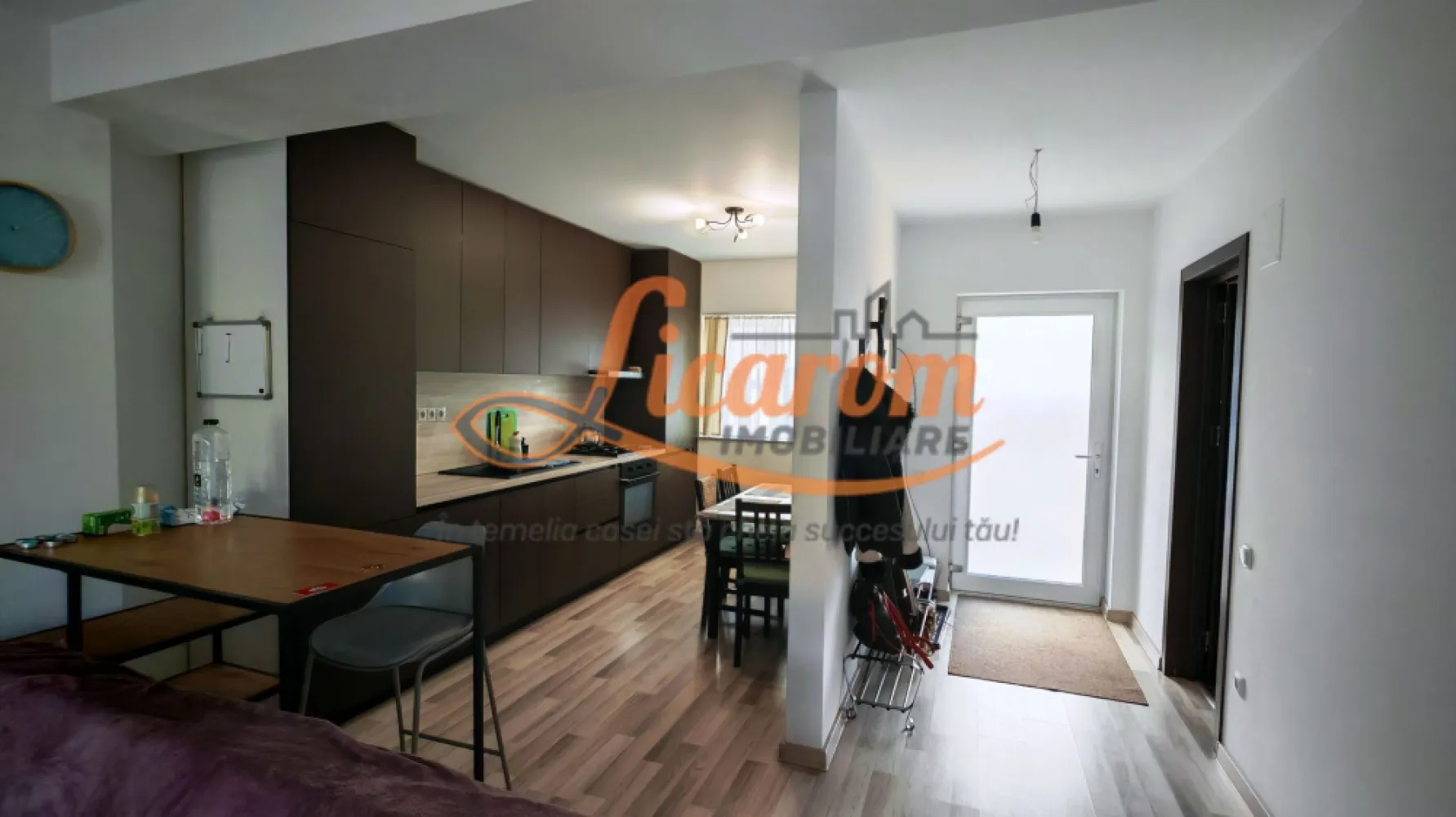 IZVOR TARLUNGENI - Duplex P+E, 4 camere "la Cheie".COMISION 0 - Iti doresti sa scapi de agitatia orasului si sa locuiesti la casa?
Iti doresti o casa confortabila,dar si usor de intretinut?
Iti prezentam o casa pe gustul tau!
Aceasta vila care face parte dintr-un complex de case insiruite in cartierul IZVOR Tarlungeni este pentru tine!
Este o constructie solida din CARAMIDA POROTHERM,termoizolata foarte bine ,fiind asezata in mijloc complexului,este,foarte calduroasa.
Este dispusa pe S+P+E,avand urmatoarea compozitie:
La PARTER avem: hol intrare,baie cu dus, bucatarie open space comuna cu livingul care este foarte mare si de unde se iese pe terasa si in curtea din spate;
La ETAJ avem 3 dormitoare dintre care unul are balcon,hol,si o baie mare dotata cu cada, care deserveste cele 3 dormitoare.
Bucataria este mobIlata si utilata complet avand mobier la comanda, celelalte incaperi sunt semimobilate,lasand astfel posibilitatea noului proprietar sa isi puna amprenta personala la designul interior.
Subsolul este mare, in suprafata de 13 mp.
Proprietatea este "La cheie" ,construita in anul 2022,amenajata cu finisaje moderne,racordata la utilitati curent,gaz,apa si canalizarea este pe regim de fosa septica.
Terenul proprietatii este dispus pe partea din fata casei,unde se poate parca si masina,si gradina din spate care este ingradita,are intimitate si unde se pot crea amintiri frumoase cu familia.

Facilitatile zonei: mijloace de transport in comun RATBV, farmacie, magazine alimentare, medic de familie, cabinet veterinar, restaurant, balon fotbal, frizerie/coafor, etc.

Pretul este 143000 euro negociabil.
Pretabila pentru achizitie cu cash(transfer bancar) sau credit.
PROPRIETATEA ESTE LIBERA, DISPONIBILA PENTRU MUTARE IMEDIATA.

INVITAM COLEGII LA COLABORARE.

Pentru mai multe informatii si vizionari,nu ezitati sa ne contactati la telefon 0723985424 Consultant Imobiliar Liliana si 0741059397 Consultant imobiliar Calin.