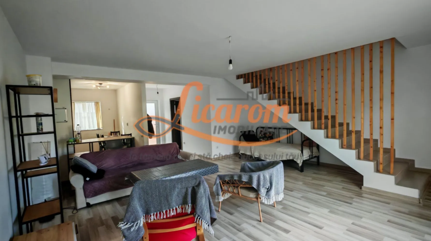 IZVOR TARLUNGENI - Duplex P+E, 4 camere "la Cheie".COMISION 0 - Iti doresti sa scapi de agitatia orasului si sa locuiesti la casa?
Iti doresti o casa confortabila,dar si usor de intretinut?
Iti prezentam o casa pe gustul tau!
Aceasta vila care face parte dintr-un complex de case insiruite in cartierul IZVOR Tarlungeni este pentru tine!
Este o constructie solida din CARAMIDA POROTHERM,termoizolata foarte bine ,fiind asezata in mijloc complexului,este,foarte calduroasa.
Este dispusa pe S+P+E,avand urmatoarea compozitie:
La PARTER avem: hol intrare,baie cu dus, bucatarie open space comuna cu livingul care este foarte mare si de unde se iese pe terasa si in curtea din spate;
La ETAJ avem 3 dormitoare dintre care unul are balcon,hol,si o baie mare dotata cu cada, care deserveste cele 3 dormitoare.
Bucataria este mobIlata si utilata complet avand mobier la comanda, celelalte incaperi sunt semimobilate,lasand astfel posibilitatea noului proprietar sa isi puna amprenta personala la designul interior.
Subsolul este mare, in suprafata de 13 mp.
Proprietatea este "La cheie" ,construita in anul 2022,amenajata cu finisaje moderne,racordata la utilitati curent,gaz,apa si canalizarea este pe regim de fosa septica.
Terenul proprietatii este dispus pe partea din fata casei,unde se poate parca si masina,si gradina din spate care este ingradita,are intimitate si unde se pot crea amintiri frumoase cu familia.

Facilitatile zonei: mijloace de transport in comun RATBV, farmacie, magazine alimentare, medic de familie, cabinet veterinar, restaurant, balon fotbal, frizerie/coafor, etc.

Pretul este 143000 euro negociabil.
Pretabila pentru achizitie cu cash(transfer bancar) sau credit.
PROPRIETATEA ESTE LIBERA, DISPONIBILA PENTRU MUTARE IMEDIATA.

INVITAM COLEGII LA COLABORARE.

Pentru mai multe informatii si vizionari,nu ezitati sa ne contactati la telefon 0723985424 Consultant Imobiliar Liliana si 0741059397 Consultant imobiliar Calin.