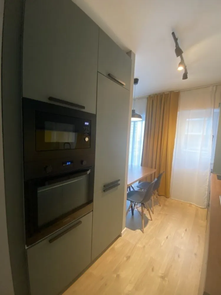 Lux | 2 camere, 2 bai | Terasa | Belvedere Residences - Inchiriez apartament 2 camere, 2 bai si terasa, cu design ultra modern situat in Belvedere Residences.
Caracteristici:
- suprafata 53 mp;
- disponibil imediat; 
- complet mobiliat si utilat cu electrocasnice premium;
- extrem de luminos, pozitionare excelenta (E)
- proximitate metrou (3 min de mers pe jos)
- proximitate centre comerciale, numeroase sali de sport (2-5 min), Kaufland (4 min), shop (2 min), mall (Promenada), parcuri (Tei, Herastrau);
- parchet, incalzire in pardoseala;
- geam termopan;
- terasa;
- canapea extensibila;
- electrocasnice complet incorporabile: masina de spalat vase, masina de spalat rufe cu uscator, 2 aparate de A/C, 1 televizor Samsung Smart, hota si plita incorporabila, frigider No Frost incorporabil, cuptor electric si incorporabil, cuptor cu microunde incorporabil, centrala termica, incalzire pardoseala.
Inchiriere pe termen lung, preferabil 24 luni. Nu se accepta animalele de companie. Se percepe 1 luna chirie + 2 luni garantie.