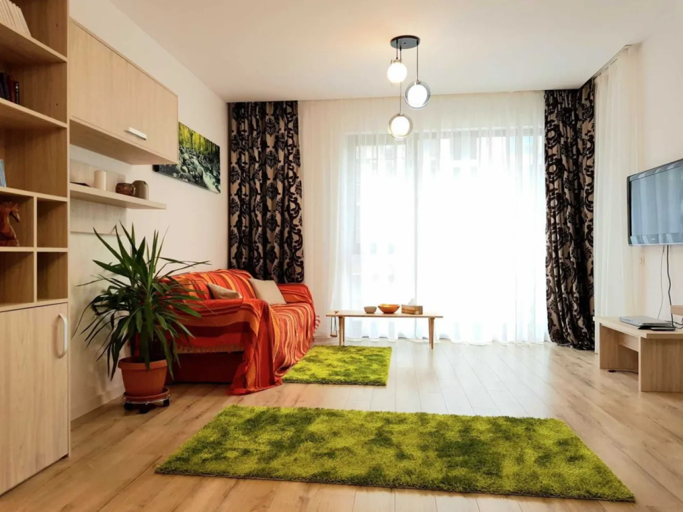 inchiriez 2 camere Pantelimon Delfinului, Mega Mall, Citta Residence - Direct proprietar, inchiriez apartament de 2 camere în suprafață de 62 mp, situat in Citta Residential Park Bucuresti, la pretul de 550 euro/luna.
Apartamentul este mobilat și utilat astfel încât să definească noțiunea de ACASĂ. Dispune de un living spațios, dormitor cu pat matrimonial și dressing încăpător, încalzire în pardosealală, centrala Viessman 24KW, AC, iar balconul este dispus spre interiorul ansamblului, cu vedere la spatiul verde amenajat. 
Salteaua patului este noua, neutilizata . Apartamentul mai dispune si de o masa pentru 6 persoane pentru living.
Apartamentul este situat la etajul 4/11, într-un imobil construit în anul 2017, având 8 apartamente pe palier, 2 lifturi Schindler (care deservesc inclusiv parcarea subterană) și buncăr.
Complexul Citta Residence dispune de un sistem de securitate cu supraveghere video și monitorizare 24/24h, precum și de personal de pază, care limiteaza accesul persoanelor neautorizate în incintă. În interiorul compexului sunt amenajate mai multe locuri de joacă pentru copii, iar copacii și plantele ornamentale conferă un ambient foarte plăcut. Citta Residential Park este foarte convenabil poziționat în raport cu transportul in comun (linii de autobuze, tramvaie, precum și stația de metrou Costin Georgian, dar si cu numeroase magazine alimentare, farmacii, Mega Mall, piața Delfinului, unitati de invatamant, parcurile Național, Florilor și Morarilor, numeroase centre sportive etc.
La semnarea contractului se percepe chiria pe o lună în avans și o garanție egală cu valoarea unei luni de chirie.
Exista posibilitatea inchirierii si a unui loc de parcare, in parcarea subterană a ansamblului. 
Apartamentul este disponibil imediat și poate fi vizionat. Pentru mai multe informații/vizionare, vă rog să mă contactaţi telefonic. Nu trimiteti mesaje pe OLX pentru ca nu le citesc.