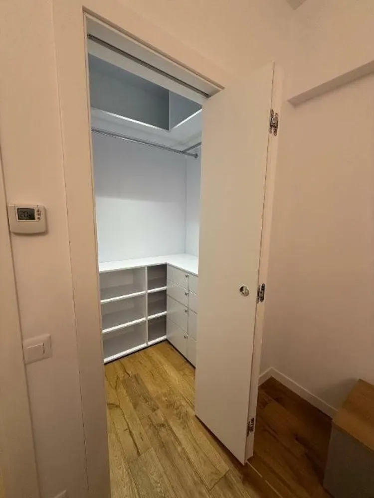 Închiriere apartament 2 camere Complex Rezidenţial One Cotroceni - proprietar - Închiriere apartament 2 camere Complex Rezidenţial One Cotroceni direct proprietar.
Apartamentul de 2 camere situat la etajul 2 din 12 este complet mobilat + utilat şi beneficiază de finisaje de o calitate superioară încadrându-se în clasa premium. 
Apartamentul este prevăzut cu încălzire în pardoseală cu posibilitatea setării temperaturii diferenţiate în funcţie de încăpere, utilat cu parchet multi stratificat iar faţada imobilului este ventilată. 
Apartamentul se închiriază cu loc de parcare subteran inclus în preţ.
Facilităţile complexului rezidenţial sunt:
- acces facil la staţia de metrou academia militară situată la 50 de m de complex, linii de tramvai, troleu, autobuze, complexul fiind bine conectat cu centrul oraşului;
- â sală de fitness prevăzută cu piscină semiolimpică;
- â numeroase terase şi restaurante în incinta complexului;
- â farmacie, supermarket, cafenele etc.
- â paza permanentă şi monitorizare video asigurată de firma specializată;
- â spaţii verzi, parc de joacă pentru copii;
- â hypermarket Lidl
Imobilul a fost finalizat în anul 2024.
Apartamentul se închiriază cu contract înregistrat la ANAF.
Nu sunt interesat de colaborarea cu agenţii imobiliare.
Nu se acceptă animale de companie.
La închiriere se percepe o chirie în avans.