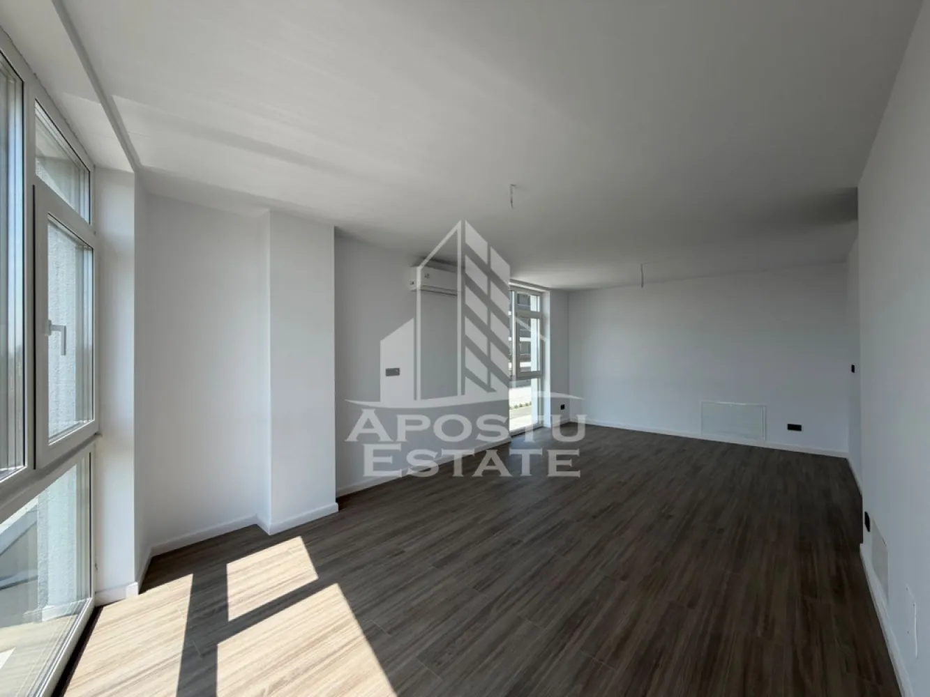 De vânzare apartament cu 1 cameră jumătate Timișoara zona Torontalului - Apostu Estate va propune spre vanzare un apartament cu 1 camera, decomandat, situat in zona Torontalului din Timisoara, intr-un ansamblu rezidential nou, finalizat in anul 2026.

Unul dintre principalele avantaje ale acestei proprietati este compartimentarea flexibila, care permite amenajarea locuintei astfel incat sa functioneze ca apartament cu 2 camere, prin delimitarea zonei de dormit de living, fara a compromite confortul sau functionalitatea spatiului. Aceasta caracteristica il transforma intr-o alegere excelenta atat pentru locuit, cat si pentru investitie.

Cu o suprafata utila de 47 mp si orientare Sud-Vest, apartamentul beneficiaza de lumina naturala pe tot parcursul zilei.

Compartimentare

* Hol de acces
* Camera spatioasa cu posibilitate de compartimentare in living si dormitor
* Bucatarie separata
* Baie
* Balcon

Caracteristici principale

* Apartament cu 1 camera
* Poate fi amenajat ca apartament cu 2 camere
* Compartimentare decomandata
* Suprafata utila: 47 mp
* Etaj 1
* Bloc nou
* Constructie din caramida
* An constructie: 2026
* Stadiu constructie: Finalizata
* Disponibilitate imediata
* Destinatie rezidentiala
* Confort 1
* Orientare Sud-Vest

Finisaje si dotari

* Finisaje moderne
* Incalzire prin pardoseala
* Centrala proprie
* Aer conditionat
* Geamuri cu izolatie fonica
* Izolatie exterioara si interioara
* Baie cu cada
* Internet, CATV si telefon
* Utilitati complete: apa, gaz, curent, canalizare
* Strazi asfaltate
* Acces facil la mijloacele de transport in comun

Avantaje

* Compartimentare inteligenta, cu posibilitatea transformarii intr-un apartament cu 2 camere
* Bloc nou, finalizat
* Balcon
* Ideal pentru locuinta proprie sau investitie
* Zona Torontalului, una dintre cele mai cautate zone rezidentiale din Timisoara
* Acces rapid catre centre comerciale, universitati, restaurante si principalele puncte de interes ale orasului
* Predare imediata

Pret: 94.500 Euro TVA inclus.

Pentru mai multe informatii sau pentru programarea unei vizionari, va invitam sa ne contactati cu incredere.