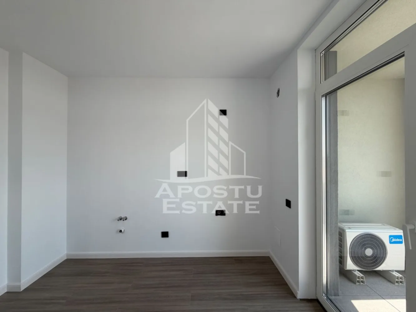 De vânzare apartament cu 1 cameră jumătate Timișoara zona Torontalului - Apostu Estate va propune spre vanzare un apartament cu 1 camera, decomandat, situat in zona Torontalului din Timisoara, intr-un ansamblu rezidential nou, finalizat in anul 2026.

Unul dintre principalele avantaje ale acestei proprietati este compartimentarea flexibila, care permite amenajarea locuintei astfel incat sa functioneze ca apartament cu 2 camere, prin delimitarea zonei de dormit de living, fara a compromite confortul sau functionalitatea spatiului. Aceasta caracteristica il transforma intr-o alegere excelenta atat pentru locuit, cat si pentru investitie.

Cu o suprafata utila de 47 mp si orientare Sud-Vest, apartamentul beneficiaza de lumina naturala pe tot parcursul zilei.

Compartimentare

* Hol de acces
* Camera spatioasa cu posibilitate de compartimentare in living si dormitor
* Bucatarie separata
* Baie
* Balcon

Caracteristici principale

* Apartament cu 1 camera
* Poate fi amenajat ca apartament cu 2 camere
* Compartimentare decomandata
* Suprafata utila: 47 mp
* Etaj 1
* Bloc nou
* Constructie din caramida
* An constructie: 2026
* Stadiu constructie: Finalizata
* Disponibilitate imediata
* Destinatie rezidentiala
* Confort 1
* Orientare Sud-Vest

Finisaje si dotari

* Finisaje moderne
* Incalzire prin pardoseala
* Centrala proprie
* Aer conditionat
* Geamuri cu izolatie fonica
* Izolatie exterioara si interioara
* Baie cu cada
* Internet, CATV si telefon
* Utilitati complete: apa, gaz, curent, canalizare
* Strazi asfaltate
* Acces facil la mijloacele de transport in comun

Avantaje

* Compartimentare inteligenta, cu posibilitatea transformarii intr-un apartament cu 2 camere
* Bloc nou, finalizat
* Balcon
* Ideal pentru locuinta proprie sau investitie
* Zona Torontalului, una dintre cele mai cautate zone rezidentiale din Timisoara
* Acces rapid catre centre comerciale, universitati, restaurante si principalele puncte de interes ale orasului
* Predare imediata

Pret: 94.500 Euro TVA inclus.

Pentru mai multe informatii sau pentru programarea unei vizionari, va invitam sa ne contactati cu incredere.