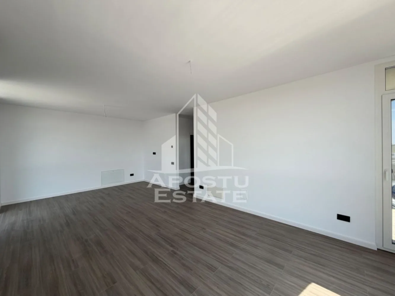 De vânzare apartament cu 1 cameră jumătate Timișoara zona Torontalului - Apostu Estate va propune spre vanzare un apartament cu 1 camera, decomandat, situat in zona Torontalului din Timisoara, intr-un ansamblu rezidential nou, finalizat in anul 2026.

Unul dintre principalele avantaje ale acestei proprietati este compartimentarea flexibila, care permite amenajarea locuintei astfel incat sa functioneze ca apartament cu 2 camere, prin delimitarea zonei de dormit de living, fara a compromite confortul sau functionalitatea spatiului. Aceasta caracteristica il transforma intr-o alegere excelenta atat pentru locuit, cat si pentru investitie.

Cu o suprafata utila de 47 mp si orientare Sud-Vest, apartamentul beneficiaza de lumina naturala pe tot parcursul zilei.

Compartimentare

* Hol de acces
* Camera spatioasa cu posibilitate de compartimentare in living si dormitor
* Bucatarie separata
* Baie
* Balcon

Caracteristici principale

* Apartament cu 1 camera
* Poate fi amenajat ca apartament cu 2 camere
* Compartimentare decomandata
* Suprafata utila: 47 mp
* Etaj 1
* Bloc nou
* Constructie din caramida
* An constructie: 2026
* Stadiu constructie: Finalizata
* Disponibilitate imediata
* Destinatie rezidentiala
* Confort 1
* Orientare Sud-Vest

Finisaje si dotari

* Finisaje moderne
* Incalzire prin pardoseala
* Centrala proprie
* Aer conditionat
* Geamuri cu izolatie fonica
* Izolatie exterioara si interioara
* Baie cu cada
* Internet, CATV si telefon
* Utilitati complete: apa, gaz, curent, canalizare
* Strazi asfaltate
* Acces facil la mijloacele de transport in comun

Avantaje

* Compartimentare inteligenta, cu posibilitatea transformarii intr-un apartament cu 2 camere
* Bloc nou, finalizat
* Balcon
* Ideal pentru locuinta proprie sau investitie
* Zona Torontalului, una dintre cele mai cautate zone rezidentiale din Timisoara
* Acces rapid catre centre comerciale, universitati, restaurante si principalele puncte de interes ale orasului
* Predare imediata

Pret: 94.500 Euro TVA inclus.

Pentru mai multe informatii sau pentru programarea unei vizionari, va invitam sa ne contactati cu incredere.