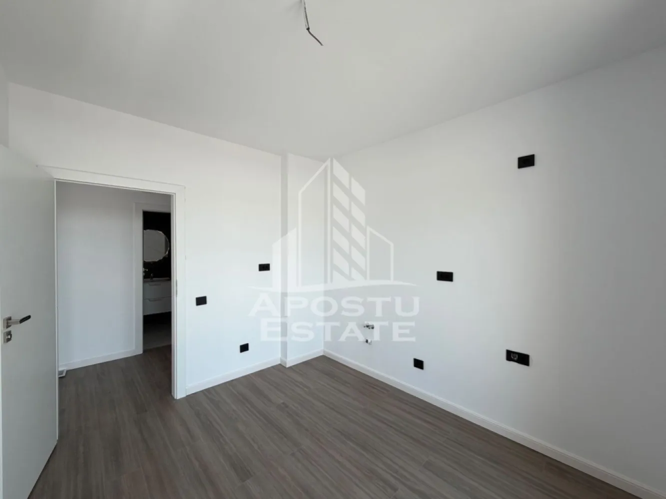 De vânzare apartament cu 1 cameră jumătate Timișoara zona Torontalului - Apostu Estate va propune spre vanzare un apartament cu 1 camera, decomandat, situat in zona Torontalului din Timisoara, intr-un ansamblu rezidential nou, finalizat in anul 2026.

Unul dintre principalele avantaje ale acestei proprietati este compartimentarea flexibila, care permite amenajarea locuintei astfel incat sa functioneze ca apartament cu 2 camere, prin delimitarea zonei de dormit de living, fara a compromite confortul sau functionalitatea spatiului. Aceasta caracteristica il transforma intr-o alegere excelenta atat pentru locuit, cat si pentru investitie.

Cu o suprafata utila de 47 mp si orientare Sud-Vest, apartamentul beneficiaza de lumina naturala pe tot parcursul zilei.

Compartimentare

* Hol de acces
* Camera spatioasa cu posibilitate de compartimentare in living si dormitor
* Bucatarie separata
* Baie
* Balcon

Caracteristici principale

* Apartament cu 1 camera
* Poate fi amenajat ca apartament cu 2 camere
* Compartimentare decomandata
* Suprafata utila: 47 mp
* Etaj 1
* Bloc nou
* Constructie din caramida
* An constructie: 2026
* Stadiu constructie: Finalizata
* Disponibilitate imediata
* Destinatie rezidentiala
* Confort 1
* Orientare Sud-Vest

Finisaje si dotari

* Finisaje moderne
* Incalzire prin pardoseala
* Centrala proprie
* Aer conditionat
* Geamuri cu izolatie fonica
* Izolatie exterioara si interioara
* Baie cu cada
* Internet, CATV si telefon
* Utilitati complete: apa, gaz, curent, canalizare
* Strazi asfaltate
* Acces facil la mijloacele de transport in comun

Avantaje

* Compartimentare inteligenta, cu posibilitatea transformarii intr-un apartament cu 2 camere
* Bloc nou, finalizat
* Balcon
* Ideal pentru locuinta proprie sau investitie
* Zona Torontalului, una dintre cele mai cautate zone rezidentiale din Timisoara
* Acces rapid catre centre comerciale, universitati, restaurante si principalele puncte de interes ale orasului
* Predare imediata

Pret: 94.500 Euro TVA inclus.

Pentru mai multe informatii sau pentru programarea unei vizionari, va invitam sa ne contactati cu incredere.
