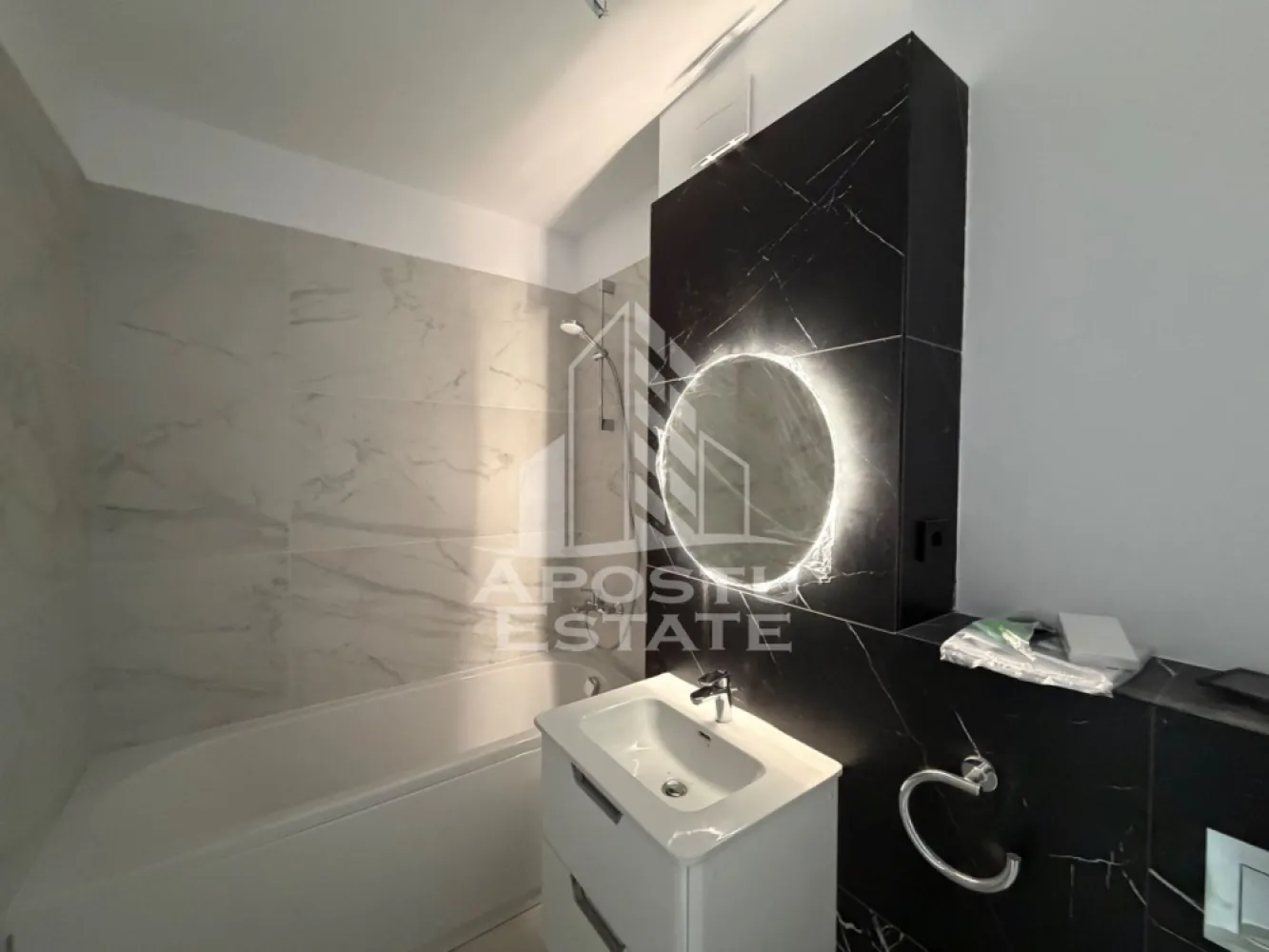 De vânzare apartament cu 1 cameră jumătate Timișoara zona Torontalului - Apostu Estate va propune spre vanzare un apartament cu 1 camera, decomandat, situat in zona Torontalului din Timisoara, intr-un ansamblu rezidential nou, finalizat in anul 2026.

Unul dintre principalele avantaje ale acestei proprietati este compartimentarea flexibila, care permite amenajarea locuintei astfel incat sa functioneze ca apartament cu 2 camere, prin delimitarea zonei de dormit de living, fara a compromite confortul sau functionalitatea spatiului. Aceasta caracteristica il transforma intr-o alegere excelenta atat pentru locuit, cat si pentru investitie.

Cu o suprafata utila de 47 mp si orientare Sud-Vest, apartamentul beneficiaza de lumina naturala pe tot parcursul zilei.

Compartimentare

* Hol de acces
* Camera spatioasa cu posibilitate de compartimentare in living si dormitor
* Bucatarie separata
* Baie
* Balcon

Caracteristici principale

* Apartament cu 1 camera
* Poate fi amenajat ca apartament cu 2 camere
* Compartimentare decomandata
* Suprafata utila: 47 mp
* Etaj 1
* Bloc nou
* Constructie din caramida
* An constructie: 2026
* Stadiu constructie: Finalizata
* Disponibilitate imediata
* Destinatie rezidentiala
* Confort 1
* Orientare Sud-Vest

Finisaje si dotari

* Finisaje moderne
* Incalzire prin pardoseala
* Centrala proprie
* Aer conditionat
* Geamuri cu izolatie fonica
* Izolatie exterioara si interioara
* Baie cu cada
* Internet, CATV si telefon
* Utilitati complete: apa, gaz, curent, canalizare
* Strazi asfaltate
* Acces facil la mijloacele de transport in comun

Avantaje

* Compartimentare inteligenta, cu posibilitatea transformarii intr-un apartament cu 2 camere
* Bloc nou, finalizat
* Balcon
* Ideal pentru locuinta proprie sau investitie
* Zona Torontalului, una dintre cele mai cautate zone rezidentiale din Timisoara
* Acces rapid catre centre comerciale, universitati, restaurante si principalele puncte de interes ale orasului
* Predare imediata

Pret: 94.500 Euro TVA inclus.

Pentru mai multe informatii sau pentru programarea unei vizionari, va invitam sa ne contactati cu incredere.
