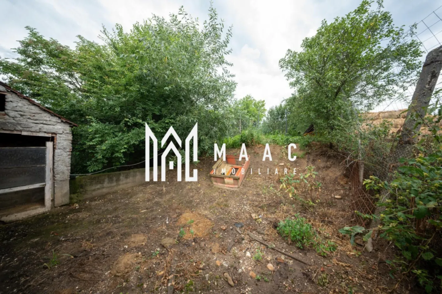 Casă individuală| 75mp | 600mp Curte|Vestem - MAAC Imobiliare vă propune spre vânzare o casă individuală, ideală pentru cei care își doresc liniște, spațiu și confort!
 
 Proprietatea dispune de:
 Casă individuală cu o suprafață utilă de 75 mp;
 Teren de 600 mp, perfect pentru relaxare sau amenajări după propriul gust;
 Deschidere la stradă de 20 m, cu acces auto;
 Grădină generoasă, ideală pentru petrecerea timpului liber;
 Anexe utile pentru depozitare sau diverse activități gospodărești.

Această proprietate reprezintă o alegere excelentă atât pentru locuire permanentă, cât și pentru cei care își doresc o casă cu teren generos și multiple posibilități de amenajare.

Pentru mai multe detalii sau pentru a programa o vizionare, vă rugăm să ne contactați, specificând ID: CP3229356