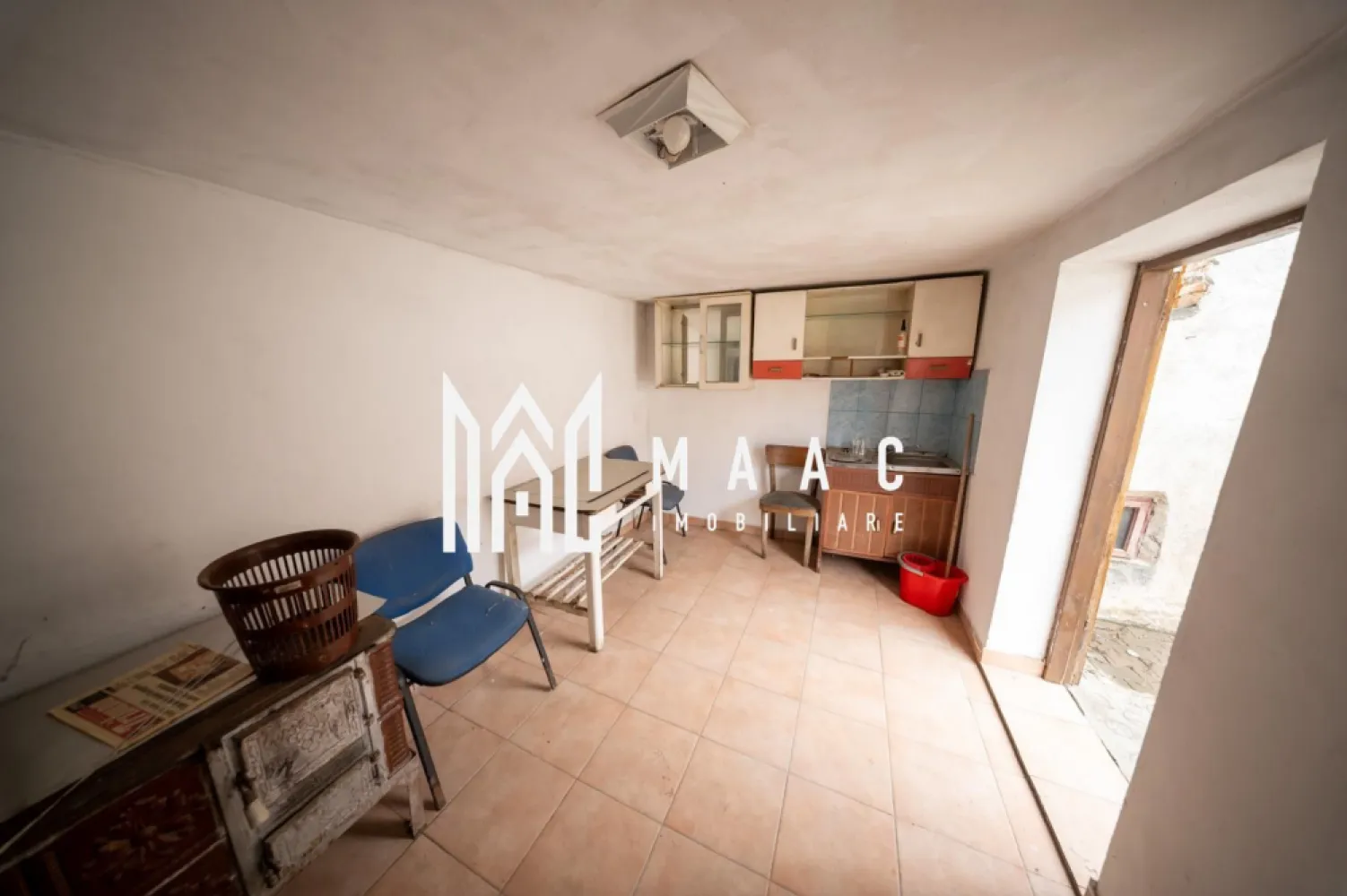 Casă individuală| 75mp | 600mp Curte|Vestem - MAAC Imobiliare vă propune spre vânzare o casă individuală, ideală pentru cei care își doresc liniște, spațiu și confort!
 
 Proprietatea dispune de:
 Casă individuală cu o suprafață utilă de 75 mp;
 Teren de 600 mp, perfect pentru relaxare sau amenajări după propriul gust;
 Deschidere la stradă de 20 m, cu acces auto;
 Grădină generoasă, ideală pentru petrecerea timpului liber;
 Anexe utile pentru depozitare sau diverse activități gospodărești.

Această proprietate reprezintă o alegere excelentă atât pentru locuire permanentă, cât și pentru cei care își doresc o casă cu teren generos și multiple posibilități de amenajare.

Pentru mai multe detalii sau pentru a programa o vizionare, vă rugăm să ne contactați, specificând ID: CP3229356