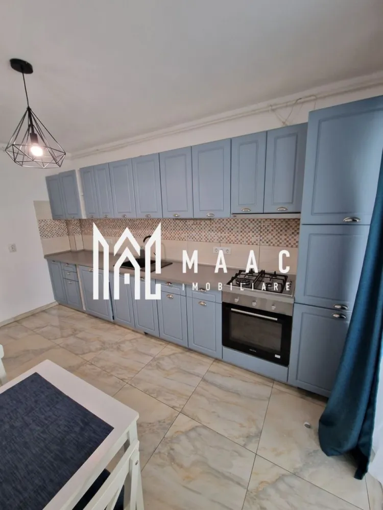 Apartament 3 camere | 90 MPU | Terasa 13MP | Selimbar - MAAC Imobiliare vă propune spre închiriere un apartament modern, decomandat, situat într-o zonă liniștită și accesibilă din Șelimbăr. Ideal pentru o familie sau pentru cei care își doresc un spațiu generos și bine compartimentat.

Proprietatea îmbină perfect confortul cu funcționalitatea, oferind un ambient plăcut pentru locuire pe termen lung.

Compartimentare:
 living primitor și luminos
 2 dormitoare 
 bucătărie separată, complet utilată
 2 băi 
 hol

Dotări și avantaje
bucătărie separată – ideală pentru gătit frecvent
compartimentare inteligentă pentru intimitate și confort
spații generoase și bine aerisite
2 balcoane perfecte pentru relaxare
 situat într-un imobil nou/modern
 zonă liniștită, ferită de agitația traficului

Localizare:
 în apropiere de centre comerciale (Shopping City Sibiu) magazine, farmacii, școli, grădinițe.
 acces rapid către oraș.

Condiții de închiriere:
 garanție: echivalentul unei chirii lunare
 disponibilitate: imediată; se caută chiriași serioși pentru contract pe termen lung 
 nu se acceptă animale de companie
 fumatul este permis doar pe balcon

Pentru mai multe detalii sau pentru programarea unei vizionări, vă rugăm să ne contactați. ID: CP3055632