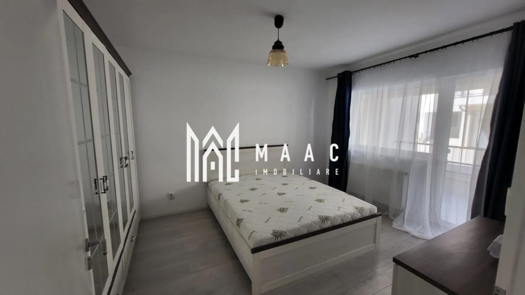 Apartament 3 camere | 90 MPU | Terasa 13MP | Selimbar - MAAC Imobiliare vă propune spre închiriere un apartament modern, decomandat, situat într-o zonă liniștită și accesibilă din Șelimbăr. Ideal pentru o familie sau pentru cei care își doresc un spațiu generos și bine compartimentat.

Proprietatea îmbină perfect confortul cu funcționalitatea, oferind un ambient plăcut pentru locuire pe termen lung.

Compartimentare:
 living primitor și luminos
 2 dormitoare 
 bucătărie separată, complet utilată
 2 băi 
 hol

Dotări și avantaje
bucătărie separată – ideală pentru gătit frecvent
compartimentare inteligentă pentru intimitate și confort
spații generoase și bine aerisite
2 balcoane perfecte pentru relaxare
 situat într-un imobil nou/modern
 zonă liniștită, ferită de agitația traficului

Localizare:
 în apropiere de centre comerciale (Shopping City Sibiu) magazine, farmacii, școli, grădinițe.
 acces rapid către oraș.

Condiții de închiriere:
 garanție: echivalentul unei chirii lunare
 disponibilitate: imediată; se caută chiriași serioși pentru contract pe termen lung 
 nu se acceptă animale de companie
 fumatul este permis doar pe balcon

Pentru mai multe detalii sau pentru programarea unei vizionări, vă rugăm să ne contactați. ID: CP3055632