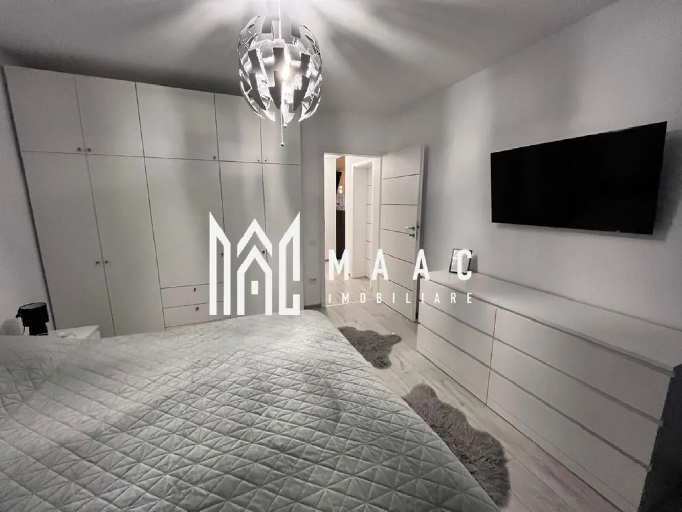 Apartament 3 camere I EXELA - Șelimbăr | 2 băi I 80 MPU - MAAC Imobiliare vă propune spre vânzare un apartament spațios cu 3 camere, situat în Șelimbăr, într-o zonă liniștită și apreciată pentru accesul rapid către Sibiu și principalele puncte de interes din împrejurimi. Proprietatea este ideală atât pentru locuință personală, cât și pentru investiție, datorită suprafețelor generoase, compartimentării eficiente și poziționării avantajoase.

Apartamentul are o suprafață utilă de 80 mp și este situat la etajul 2 din 2 al unui imobil cu regim redus de înălțime, oferind confort, intimitate și un ambient plăcut pentru întreaga familie.

Compartimentarea este practică și bine optimizată:
-living luminos și spațios
-bucătărie separată
-2 dormitoare
-2 băi
-2 balcoane cu suprafață totală de 11 mp

Un avantaj important al proprietății îl reprezintă podul de 85 mp, dispus pe toată suprafața apartamentului, ideal pentru depozitare sau pentru amenajare în funcție de necesități. Spațiile suplimentare oferă funcționalitate și posibilități multiple de organizare.

Apartamentul se vinde complet mobilat și utilat, fiind pregătit pentru mutare imediată, fără investiții suplimentare. Finisajele și mobilierul sunt atent alese pentru a oferi un ambient confortabil și funcțional.

Proprietatea beneficiază și de loc de parcare propriu inclus, un avantaj important pentru confortul zilnic.

Avantajele acestei proprietăți:
-zonă liniștită, ideală pentru locuit
-acces facil și rapid către Sibiu
-spații generoase de depozitare prin pod și balcoane
-potrivit atât pentru locuință, cât și pentru investiție
-construcție realizată de ansamblul EXCELA

Datorită poziționării, compartimentării și suprafețelor generoase, apartamentul reprezintă o oportunitate excelentă pentru cei care își doresc confort, spațiu și accesibilitate într-o zonă aflată în continuă dezvoltare.

Pentru mai multe informații și programări la vizionare, vă rugăm să menționați telefonic CP2788321.