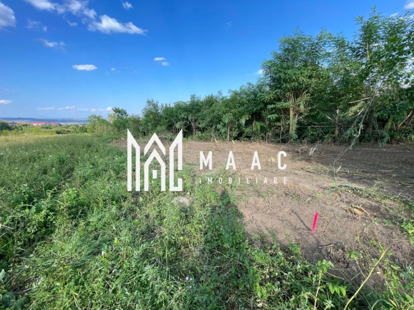 Teren Intravilan 10.350 mp | Colonia Becas I Cluj Napoca - MAAC Imobiliare vă propune spre vânzare un teren intravilan de mari dimensiuni, situat în zona Colonia Becas, o arie cu potențial ridicat de dezvoltare și interes crescut pentru proiecte rezidențiale sau investiții de anvergură. Proprietatea reprezintă o oportunitate strategică pentru dezvoltatori care urmăresc extinderea portofoliului într-o zonă aflată într-un ritm accelerat de creștere.

Terenul are o suprafață totală de 10.305 mp, oferind posibilitatea dezvoltării unor proiecte ample și scalabile, adaptate cerințelor actuale ale pieței imobiliare. Conform documentației cadastrale, terenul este intravilan, aspect esențial pentru demararea etapelor de planificare și autorizare.

Caracteristici principale:
-Suprafață totală: 10.305 mp
-Regim juridic: intravilan
-Zonă în plină dezvoltare
-Acces facil către infrastructura urbană
-Documentație completă și actualizată

Proprietatea se vinde fără Plan Urbanistic Zonal (PUZ) aprobat, oferind viitorului investitor libertatea de a concepe și implementa un proiect personalizat, optimizat conform propriei viziuni și cerințelor pieței. Prin confirmarea oficială de la Transgaz, nu există riscuri sau servituți majore legate de traversarea magistralelor de gaz, ceea ce asigură un proces de urbanizare predictibil și eficient.

Accesul către teren este facil, un avantaj important pentru organizarea șantierului și integrarea rapidă în circuitul de transport. Documentația este pregătită pentru tranzacție imediată, facilitând o finalizare rapidă și sigură a procesului de vânzare.

Această proprietate reprezintă o achiziție strategică pentru dezvoltatorii interesați de capitalizarea expansiunii zonei Colonia Becas și de valorificarea unei suprafețe generoase cu premise clare pentru obținerea avizelor necesare.

Pentru analiză detaliată, documentație completă și programarea unei vizionări, vă rugăm să contactați telefonic și să menționați ID CP2790415.