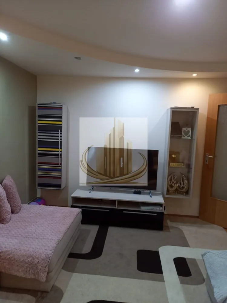 Apartament de vânzare – 3 camere, Aradului Piața Verde - Apartament de vânzare – 3 camere, Piața Verde (str. Dej)

Grand Mobilis Imobiliare vă propune spre vânzare un apartament spațios cu 3 camere, situat într-o zonă foarte bună, în apropiere de Piața Verde, pe strada Dej.

Locuința are o suprafață de 69 mp, este de confort 1, decomandat, cu o compartimentare excelentă și eficientă, ideală pentru o familie.

Apartamentul este situat la etajul 2 al imobilului, într-un bloc cu doar 2 apartamente pe nivel, oferind liniște și intimitate.

Dispune de:

3 camere luminoase
3 balcoane
bucătărie închisă
2 băi

Se vinde complet mobilat, exact cum se prezintă în fotografii, fiind pregătit pentru mutare imediată sau investiție.

Zona este foarte bine poziționată, cu acces facil la magazine, transport public, școli și alte puncte de interes.

Pentru mai multe detalii sau programarea unei vizionări, vă stăm la dispoziție.
ID intern CP3055962