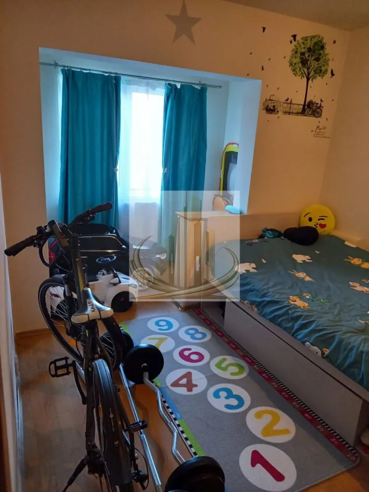 Apartament de vânzare – 3 camere, Aradului Piața Verde - Apartament de vânzare – 3 camere, Piața Verde (str. Dej)

Grand Mobilis Imobiliare vă propune spre vânzare un apartament spațios cu 3 camere, situat într-o zonă foarte bună, în apropiere de Piața Verde, pe strada Dej.

Locuința are o suprafață de 69 mp, este de confort 1, decomandat, cu o compartimentare excelentă și eficientă, ideală pentru o familie.

Apartamentul este situat la etajul 2 al imobilului, într-un bloc cu doar 2 apartamente pe nivel, oferind liniște și intimitate.

Dispune de:

3 camere luminoase
3 balcoane
bucătărie închisă
2 băi

Se vinde complet mobilat, exact cum se prezintă în fotografii, fiind pregătit pentru mutare imediată sau investiție.

Zona este foarte bine poziționată, cu acces facil la magazine, transport public, școli și alte puncte de interes.

Pentru mai multe detalii sau programarea unei vizionări, vă stăm la dispoziție.
ID intern CP3055962